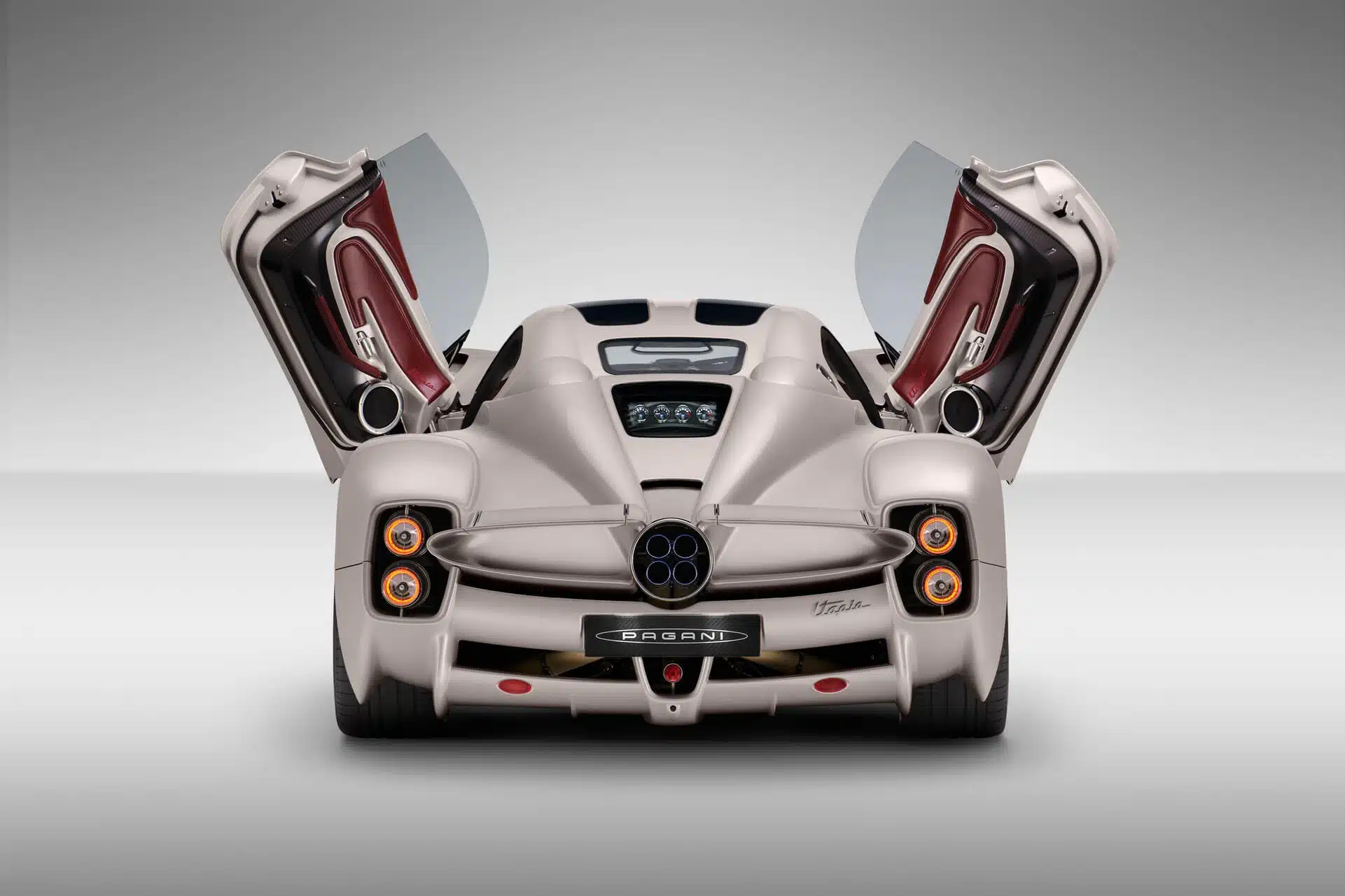 Pagani Utopia, vista traseira com portas abertas