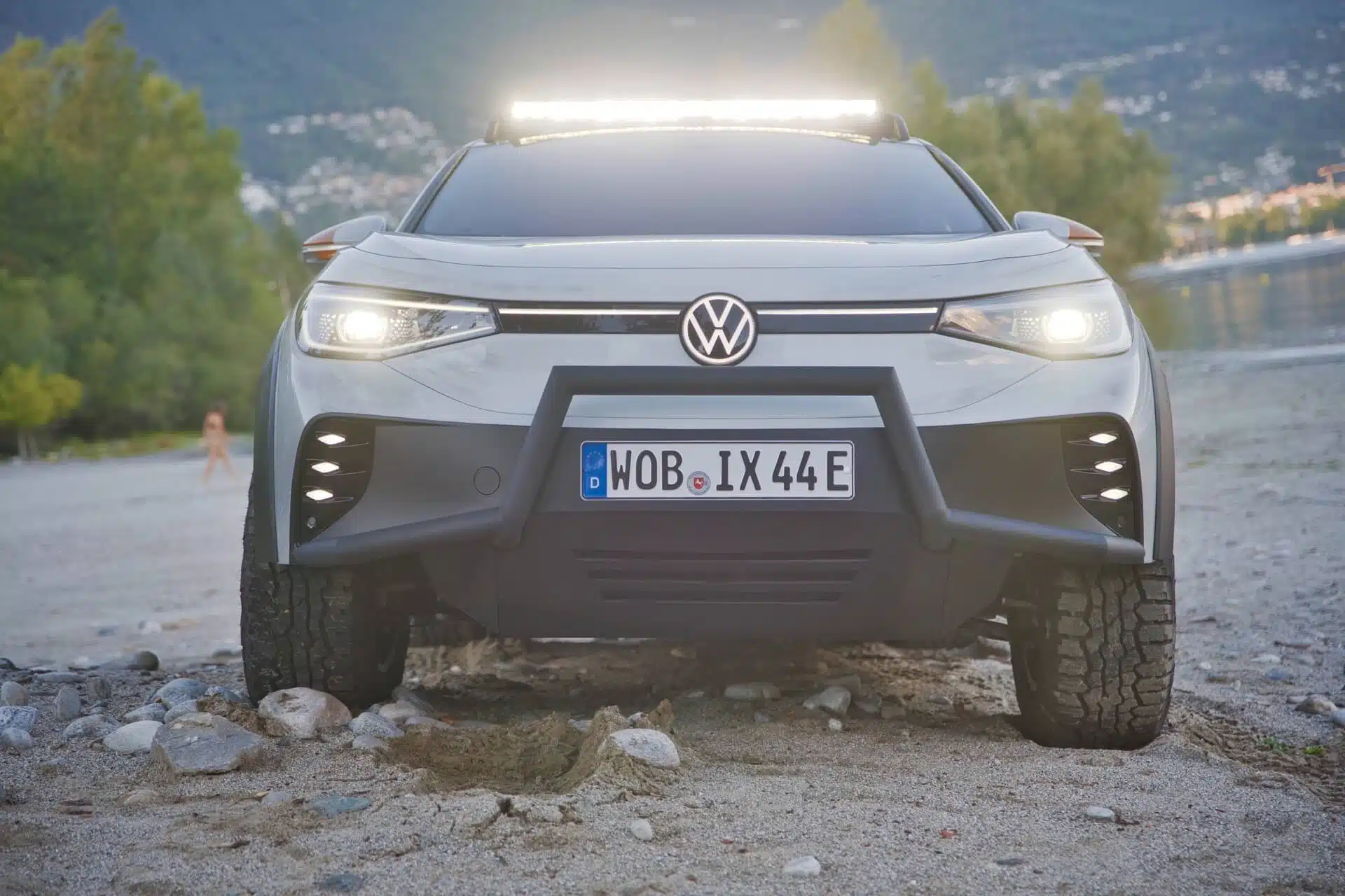 Volkswagen ID. XTREME vista dianteira detalhes para-choques e barra de LED