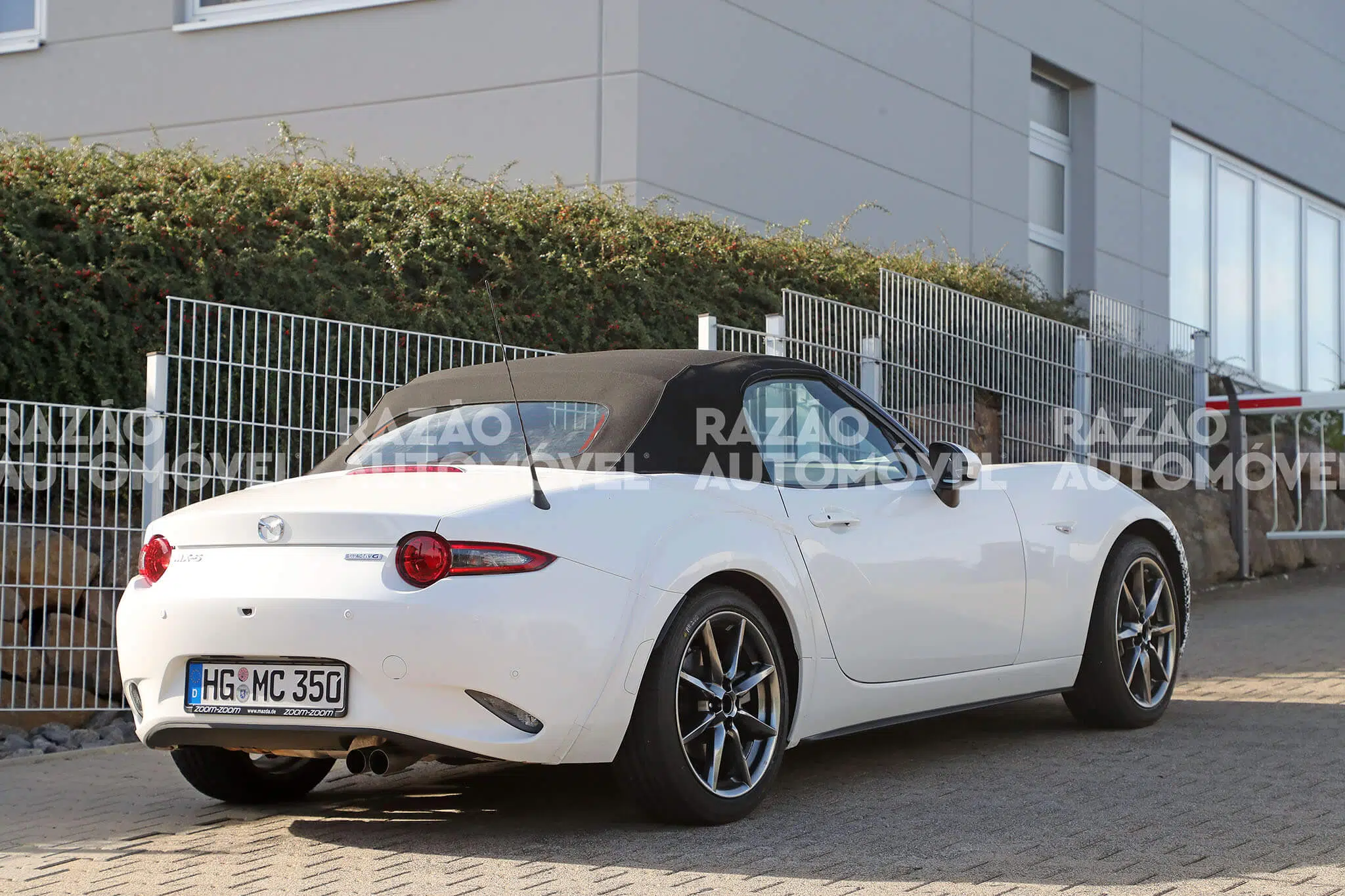 Mazda MX-5 protótipo de testes vista traseira 3/4