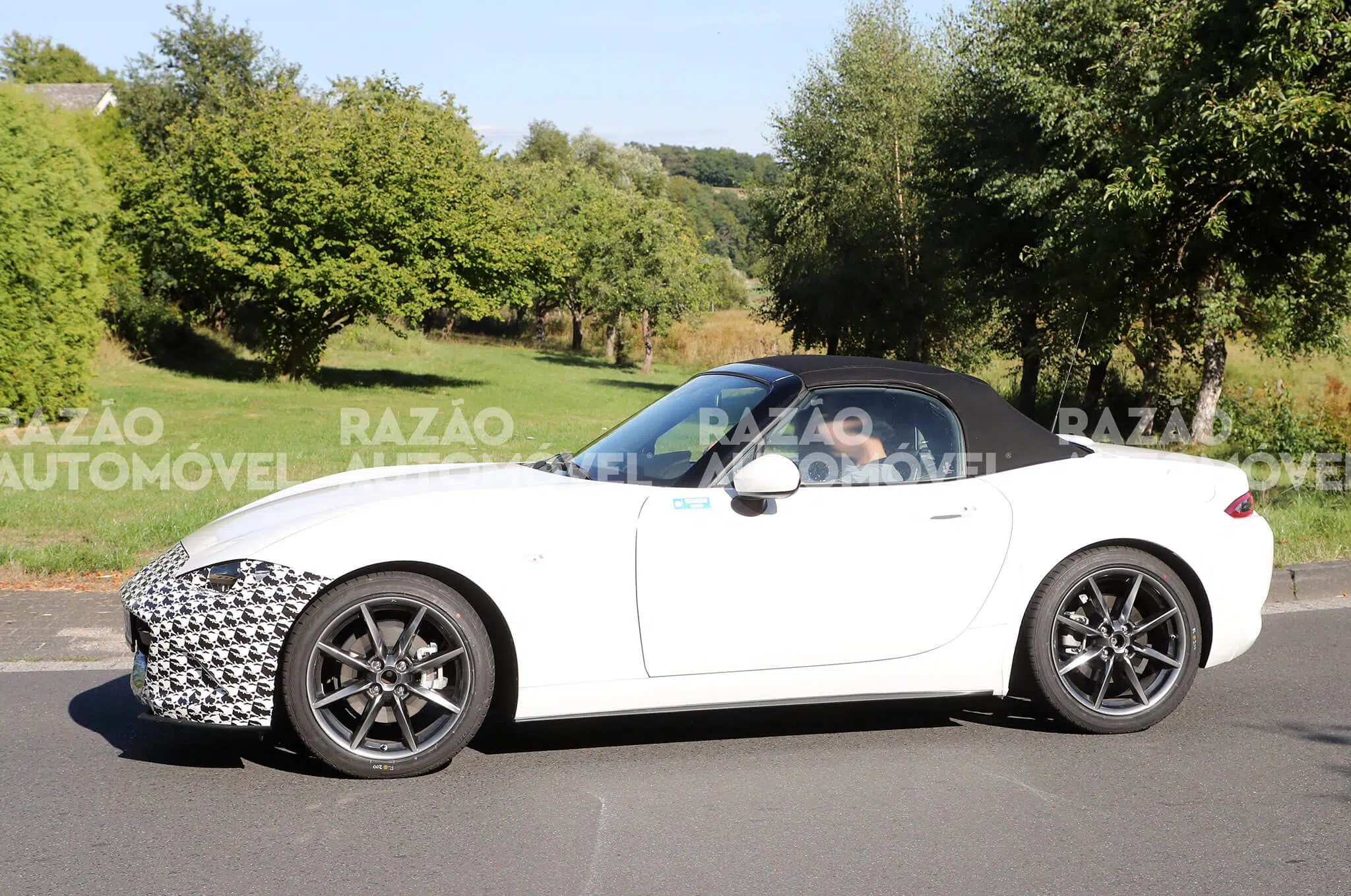 Mazda MX-5 protótipo de testes vista lateral