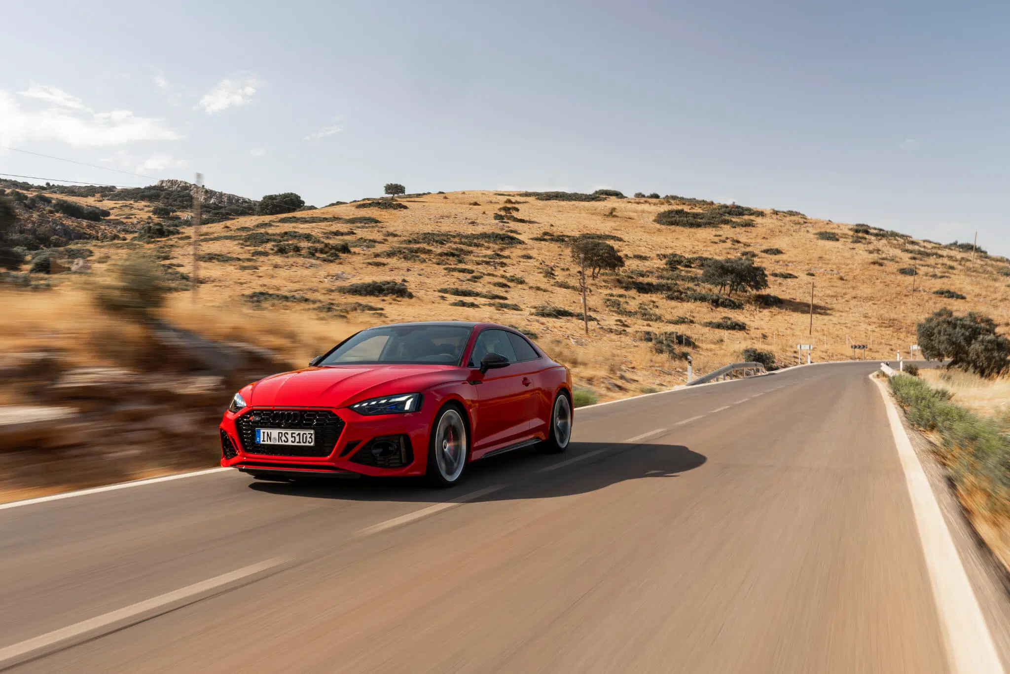Audi RS 5 Competition Plus em estrada vista dianteira 3/4