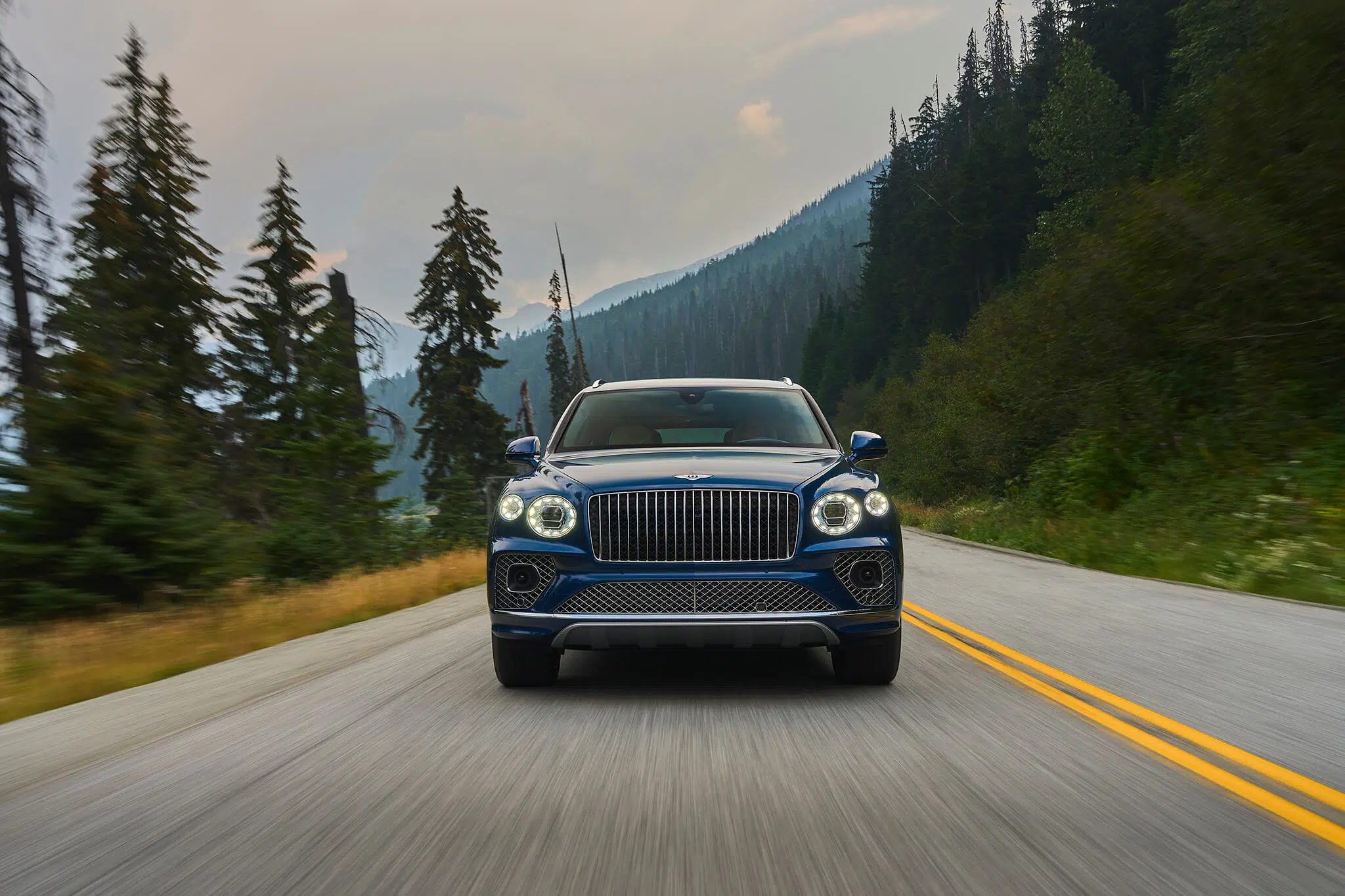 Bentley Bentayga EWB de frente, na estrada