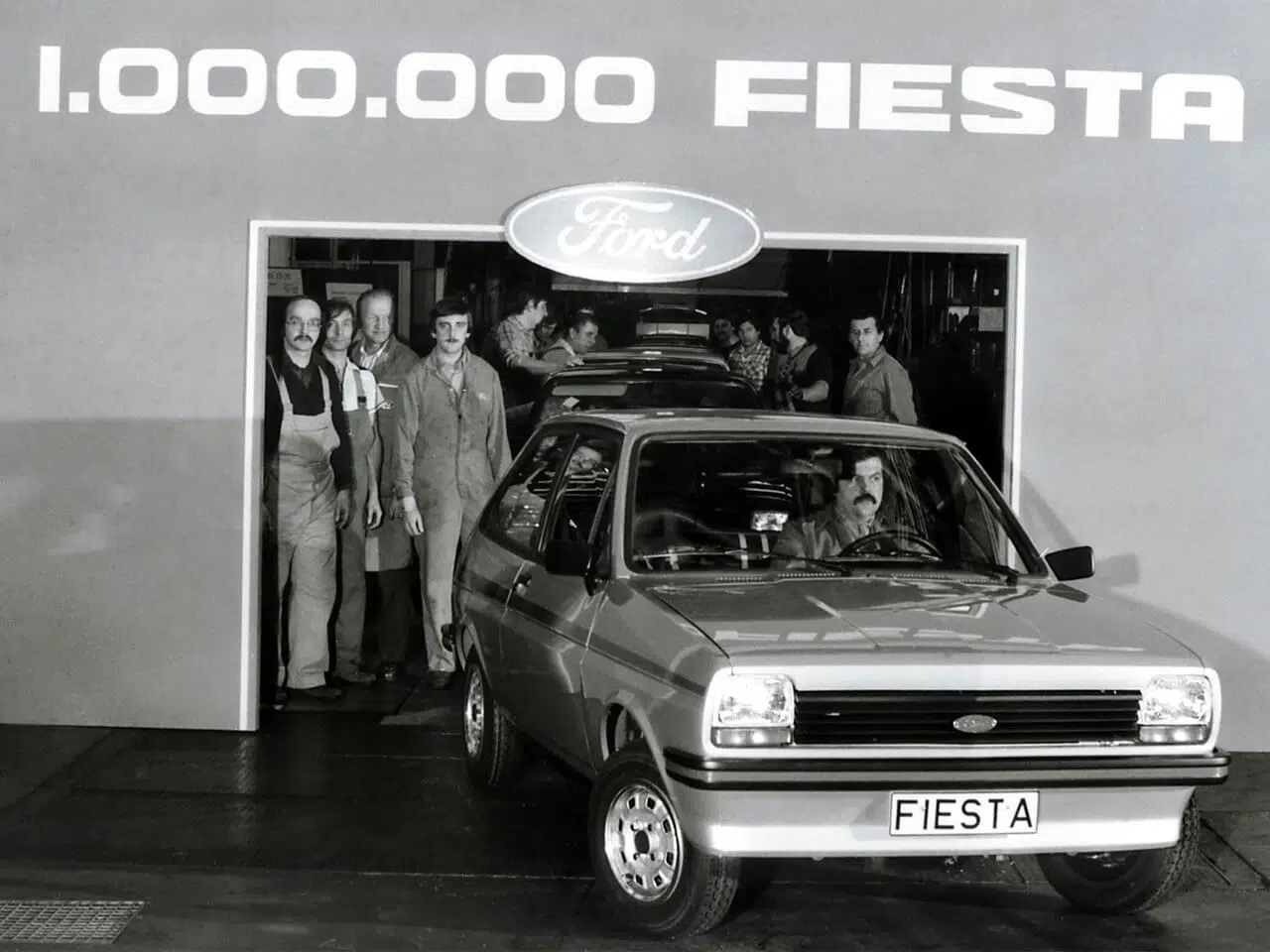 Ford Fiesta a sair da linha de produção vista dianteira