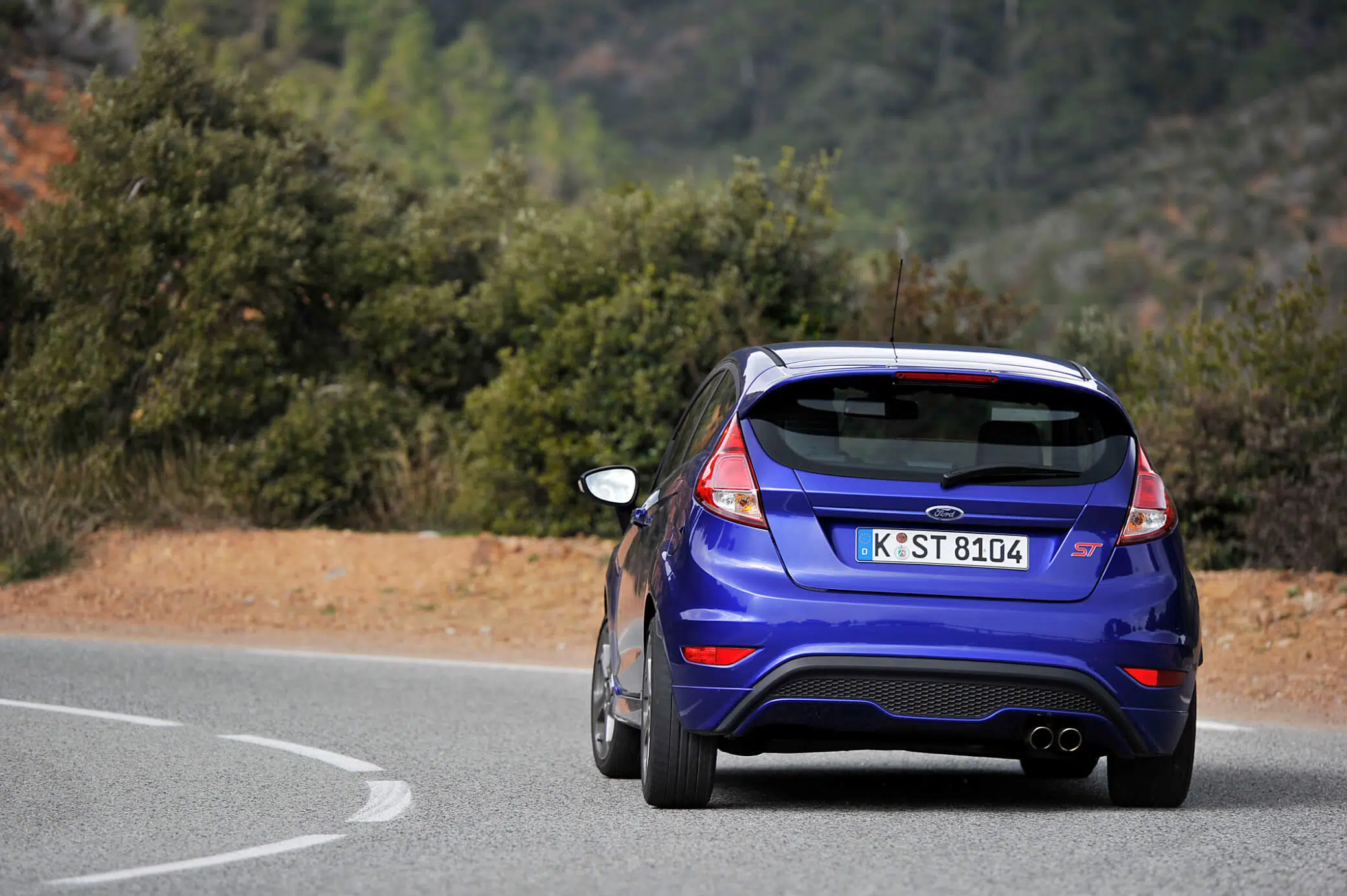 Ford Fiesta ST a curvar vista traseira