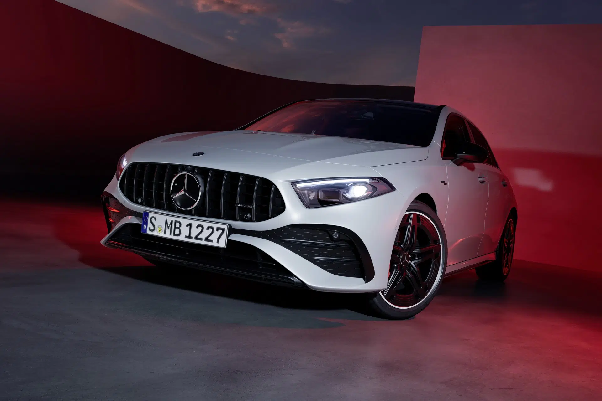 Mercedes-AMG A 35 vista dianteira