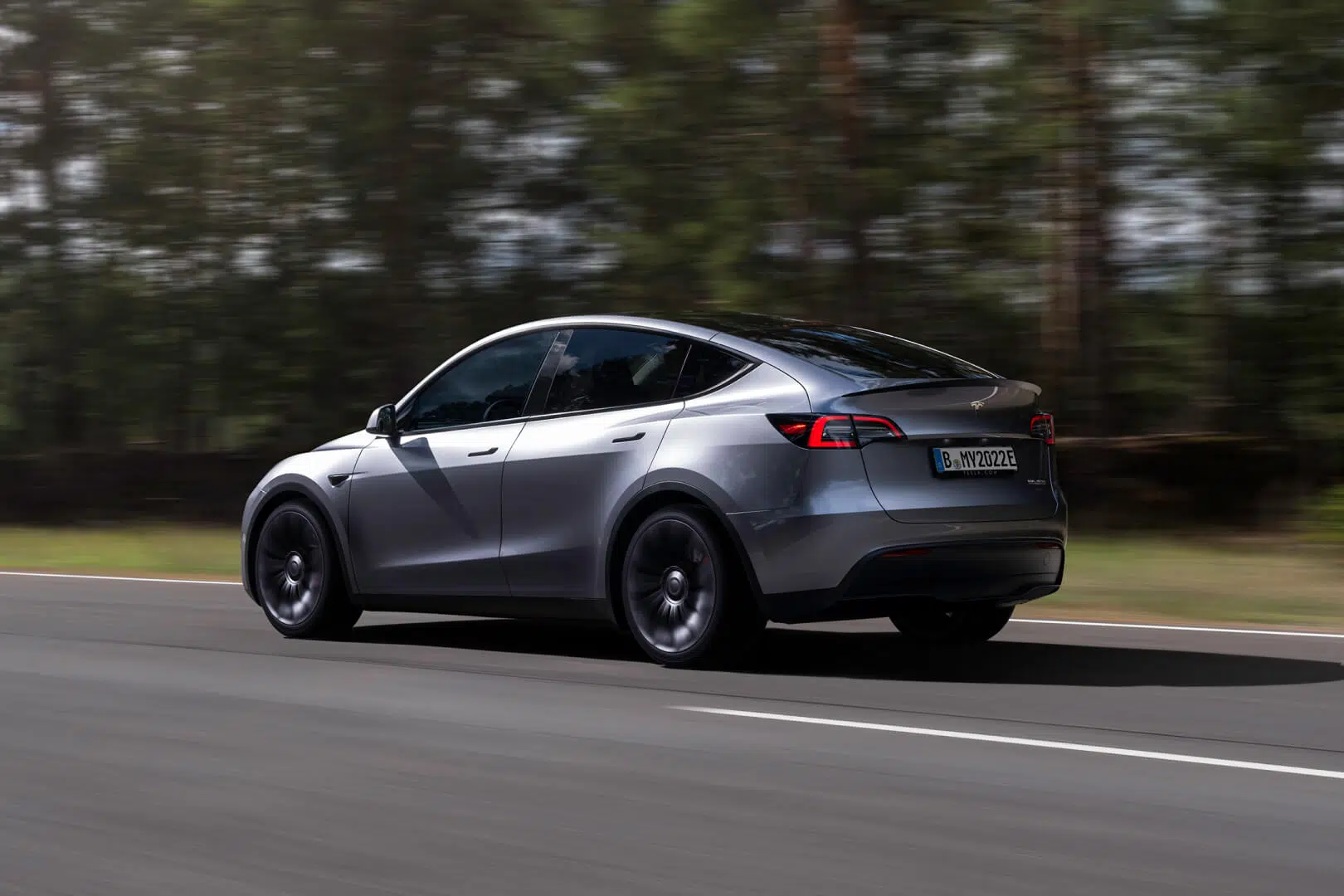 Tesla Model Y traseira 3/4 Quicksilver