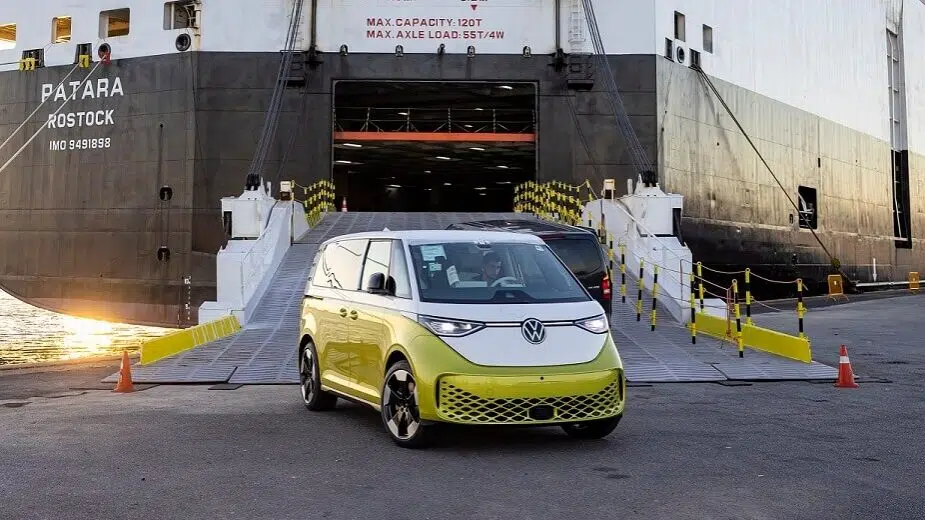 Volkswagen ID. Buzz vista dianteira no Porto de Setúbal