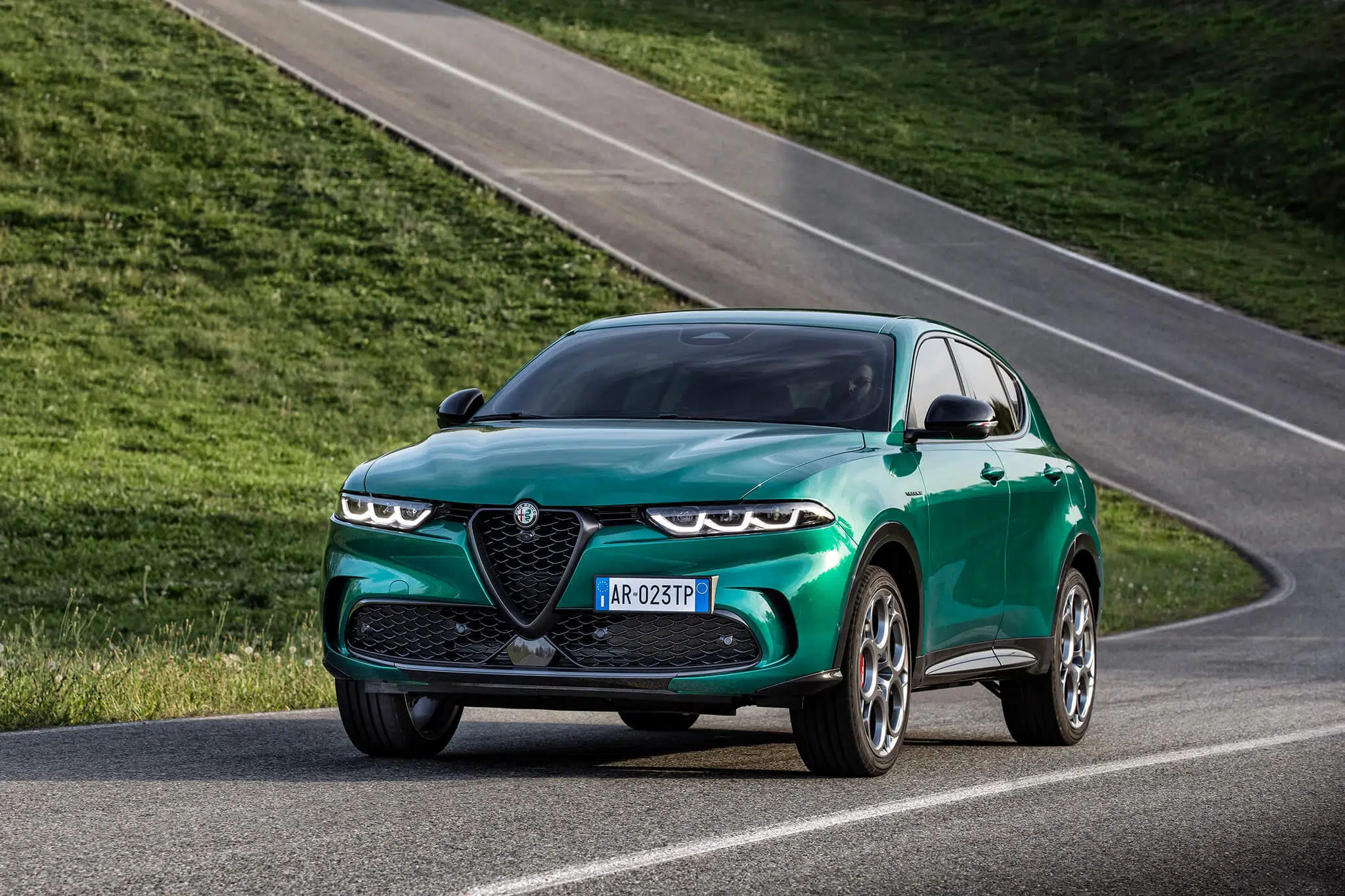 Alfa Romeo Tonale Plug-in Hybrid Q4 na estrada, frente