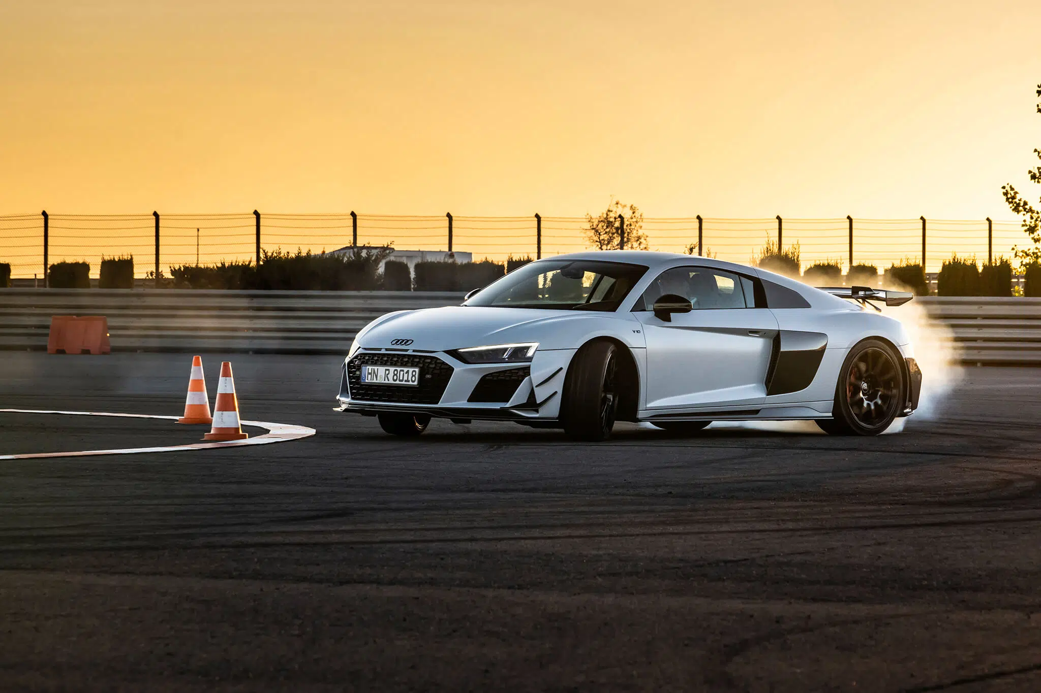 Audi R8 GT RWD em drift, frente 3/4