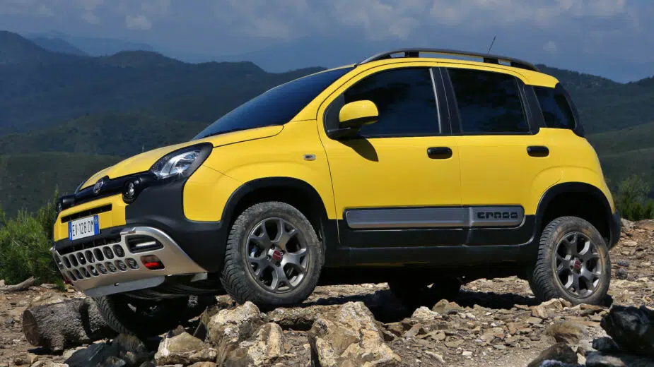 Fiat Panda Cross em todo o terreno vista dianteira 3/4