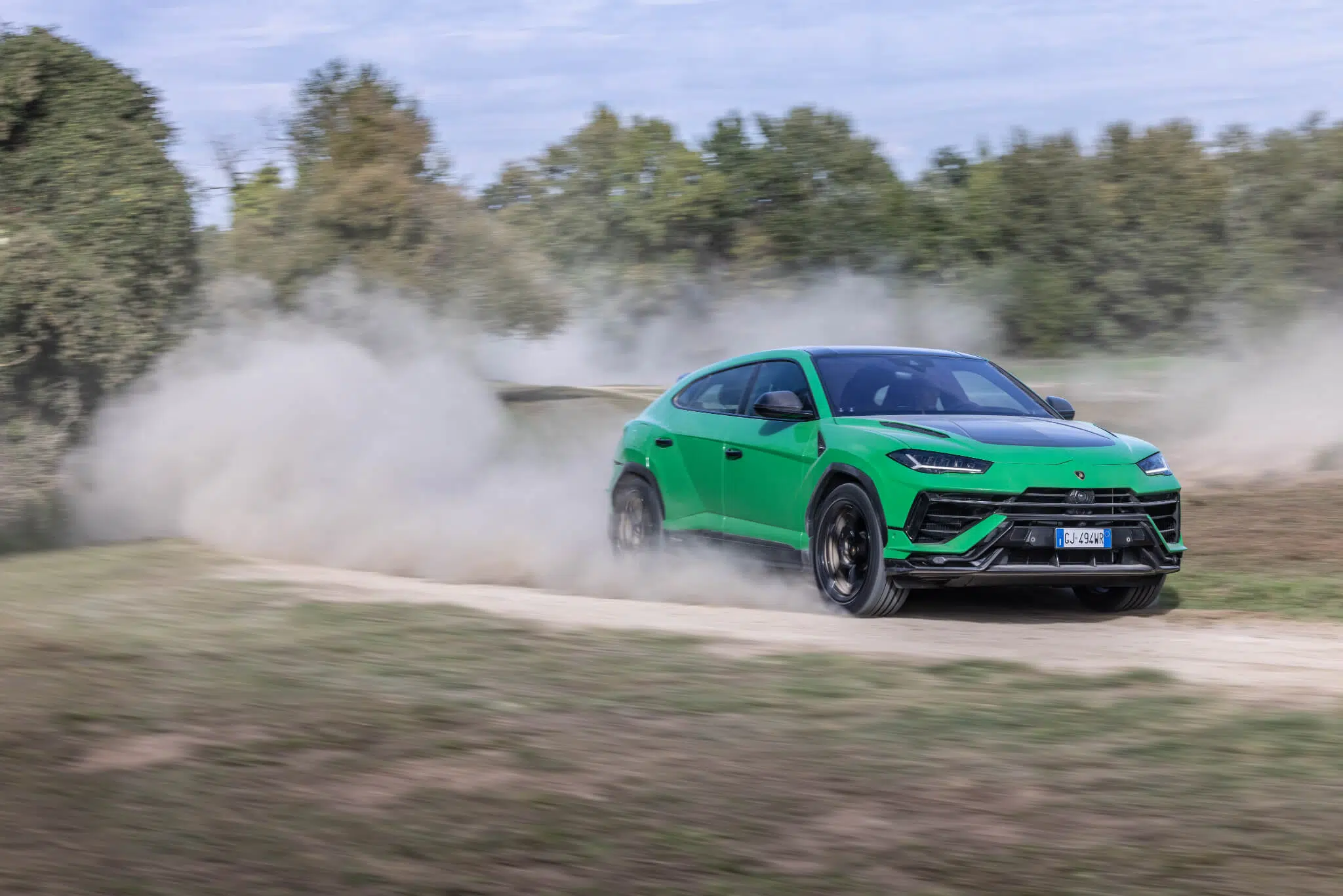 Lamborghini Urus Performante em terra batida, frente