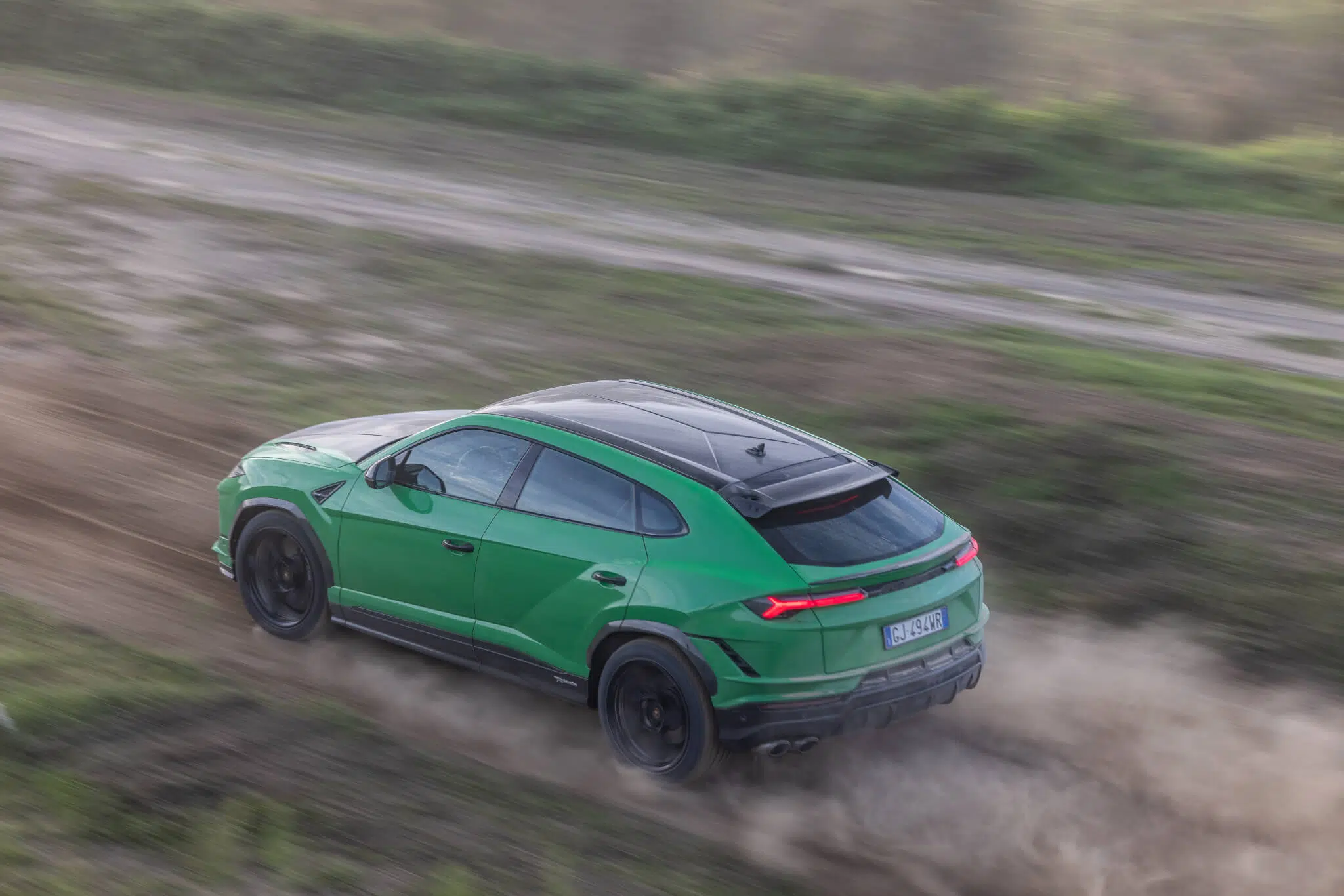 Lamborghini Urus Performante em terra batida. vista de cima