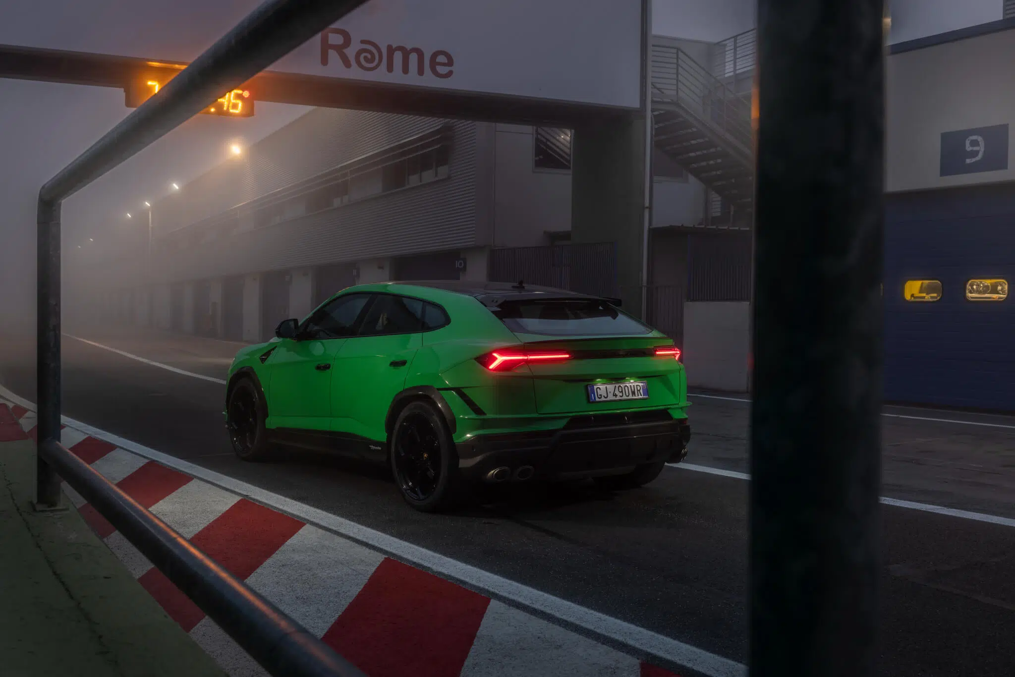 Lamborghini Urus Performante no circuito, traseira