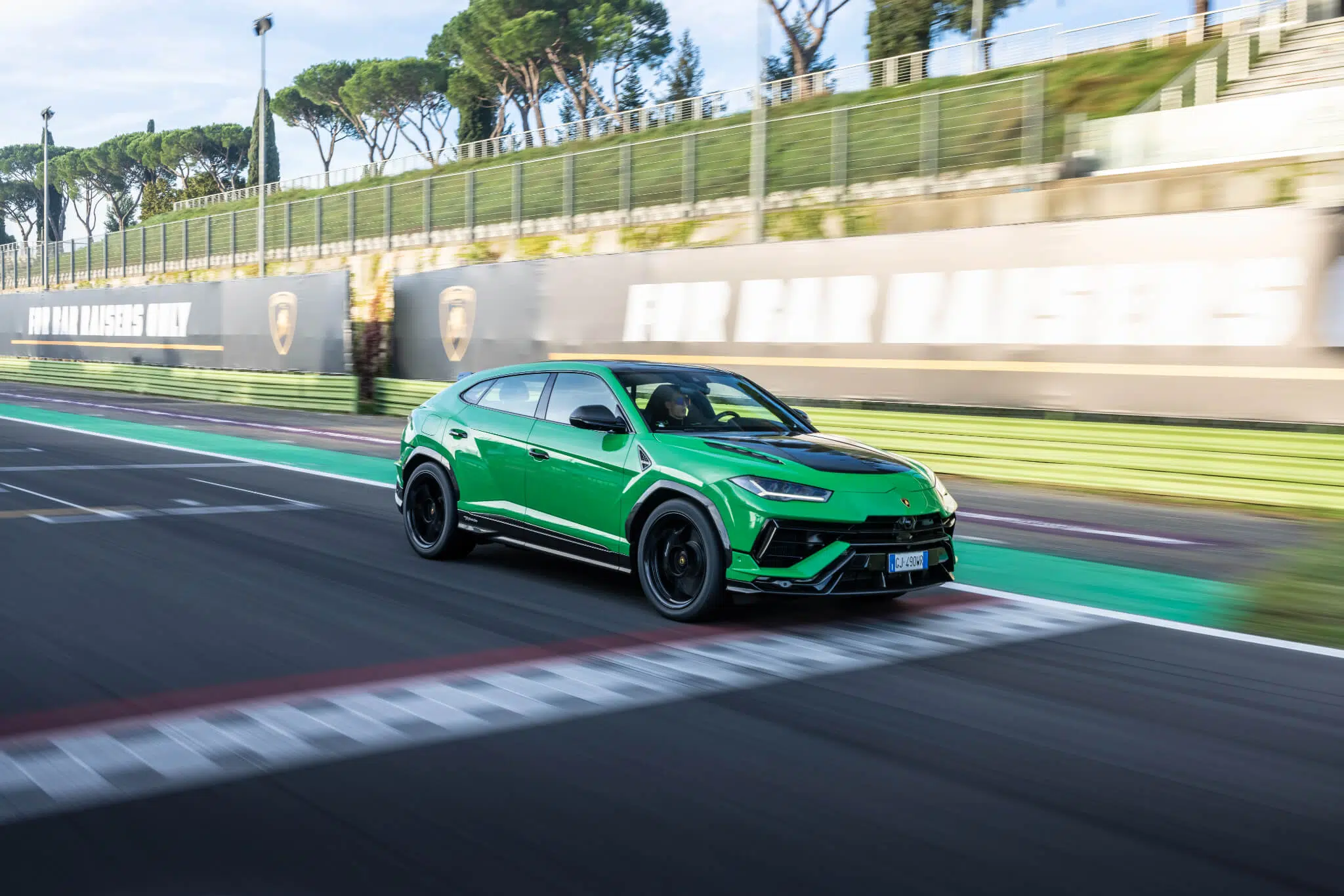 Urus Performante na reta da meta do circuito de vallelunga