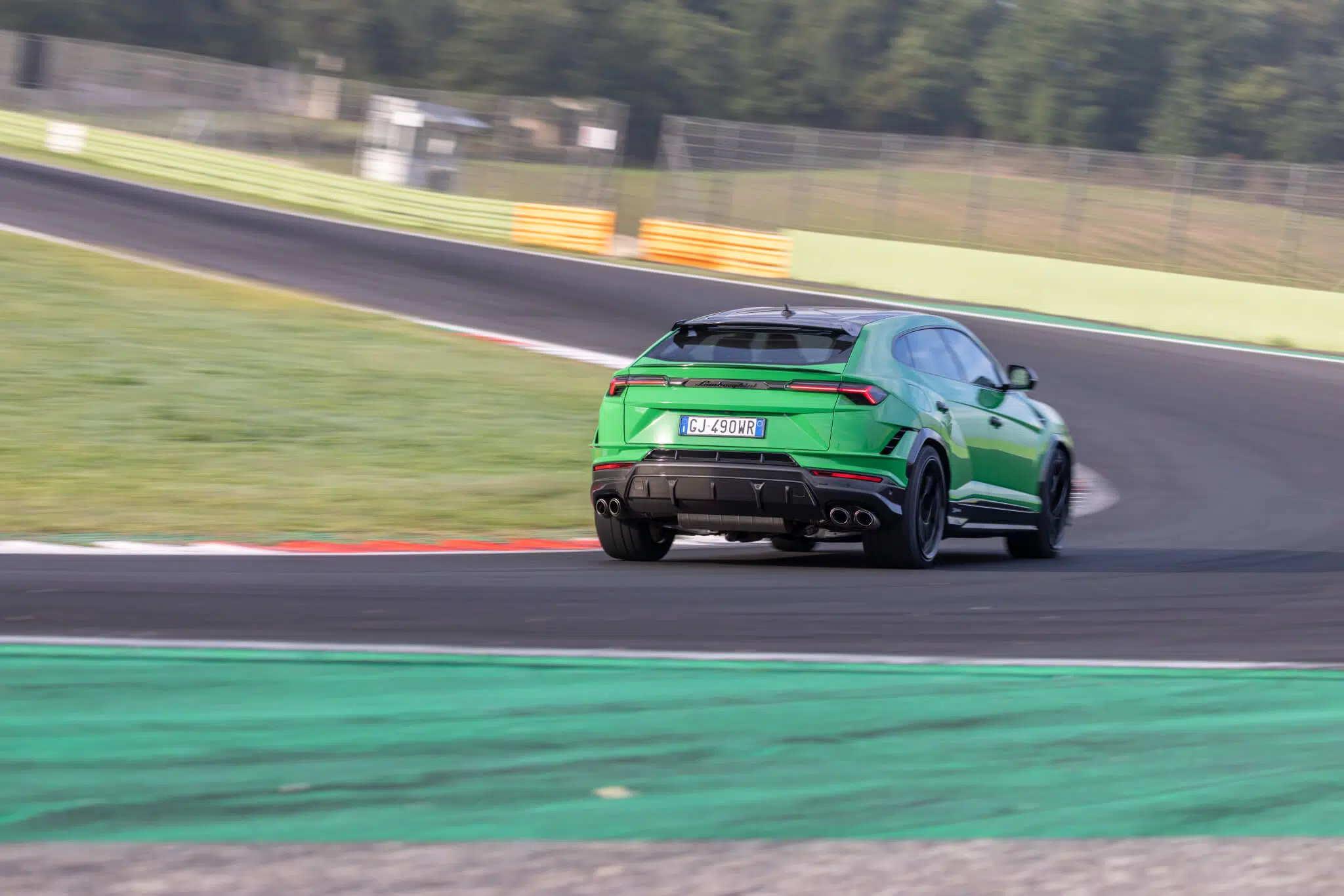 Urus Performante no circuito de Vallelunga, traseira