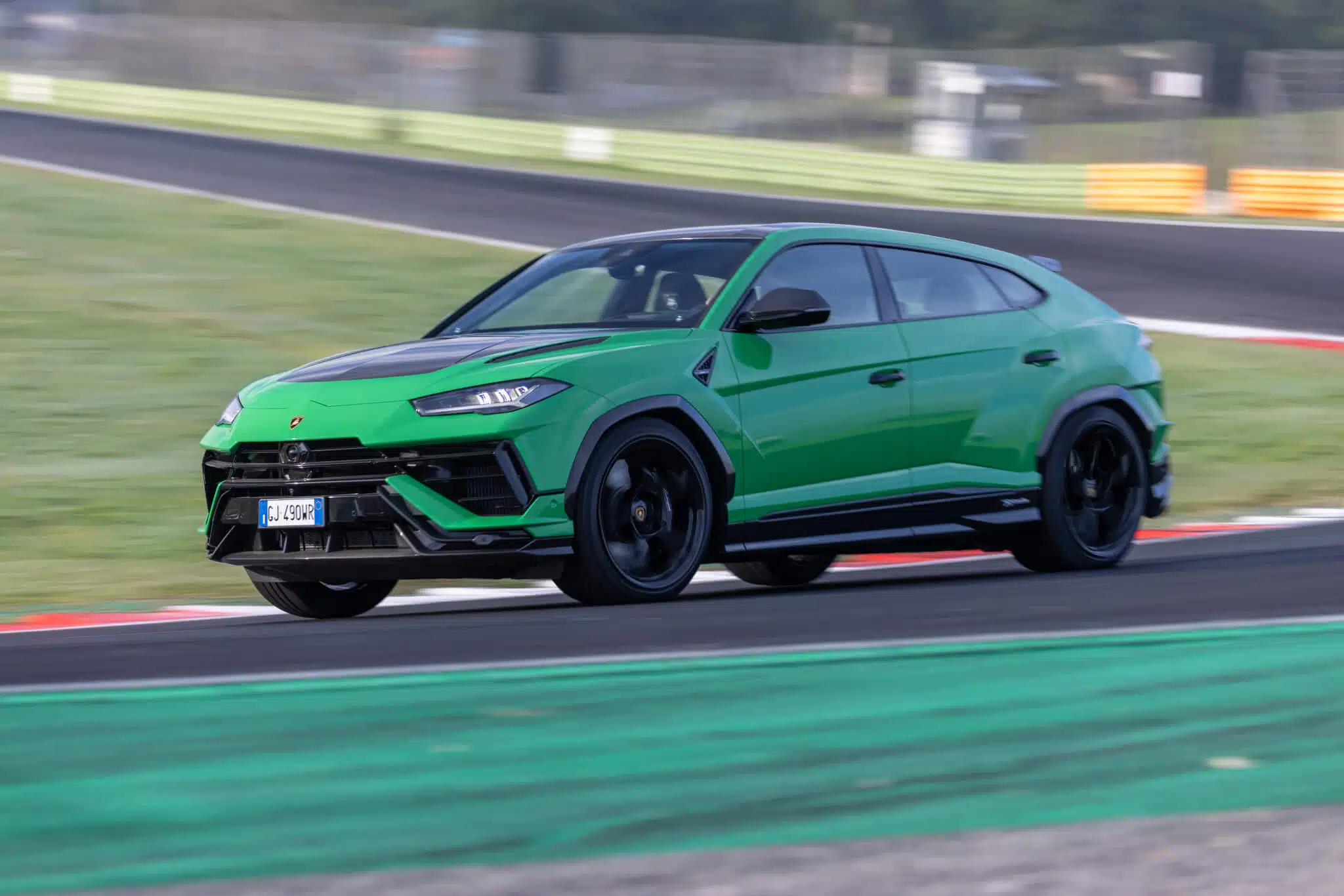 Lamborghini Urus Performante a curvar no circuito de Vallelunga