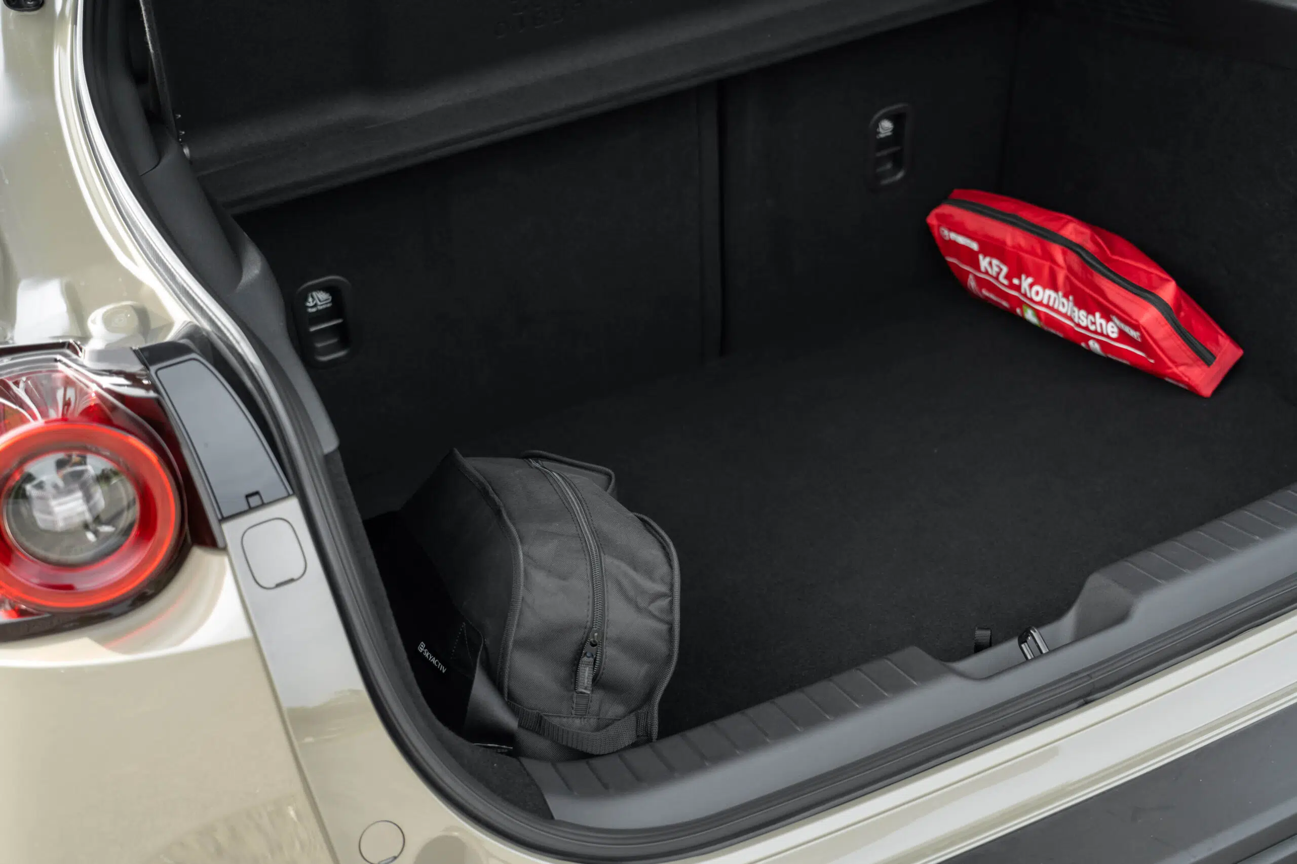 Mazda MX-30 detalhe bagageira