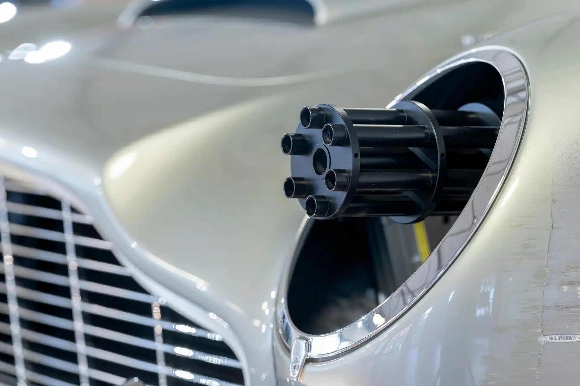 Aston Martin DB5 James Bond pormenor metralhadoras faróis