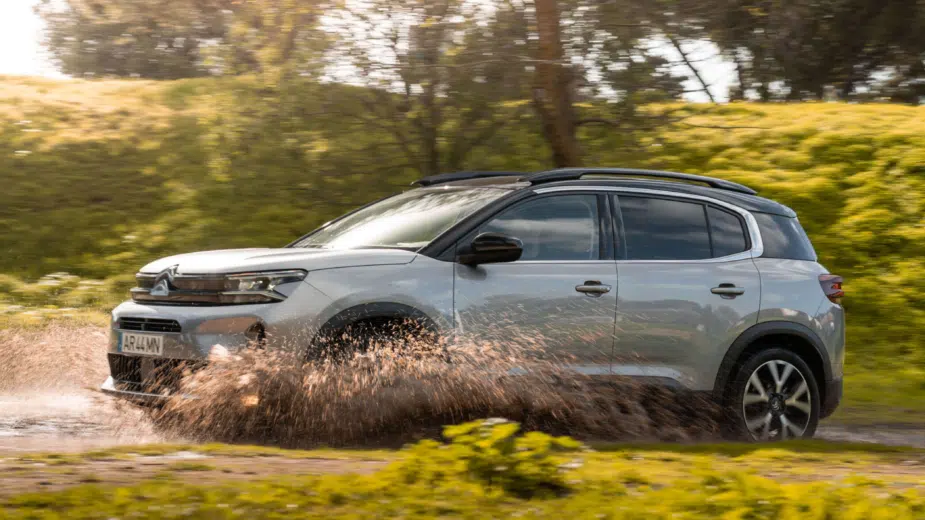 Citroën C5 Aircross 1.5 BlueHDI a passar em poça enlameada