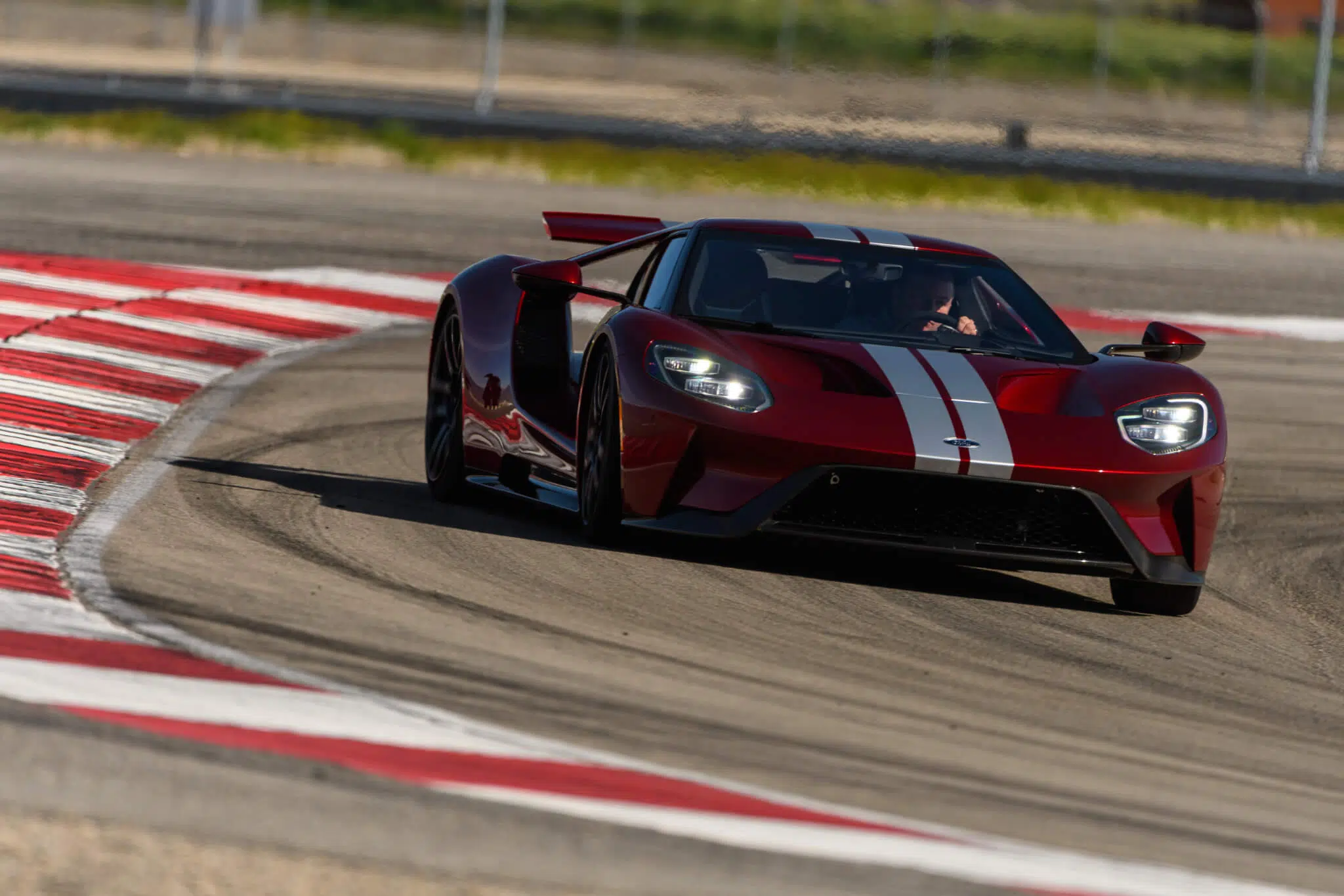 Ford GT em circuito, frente