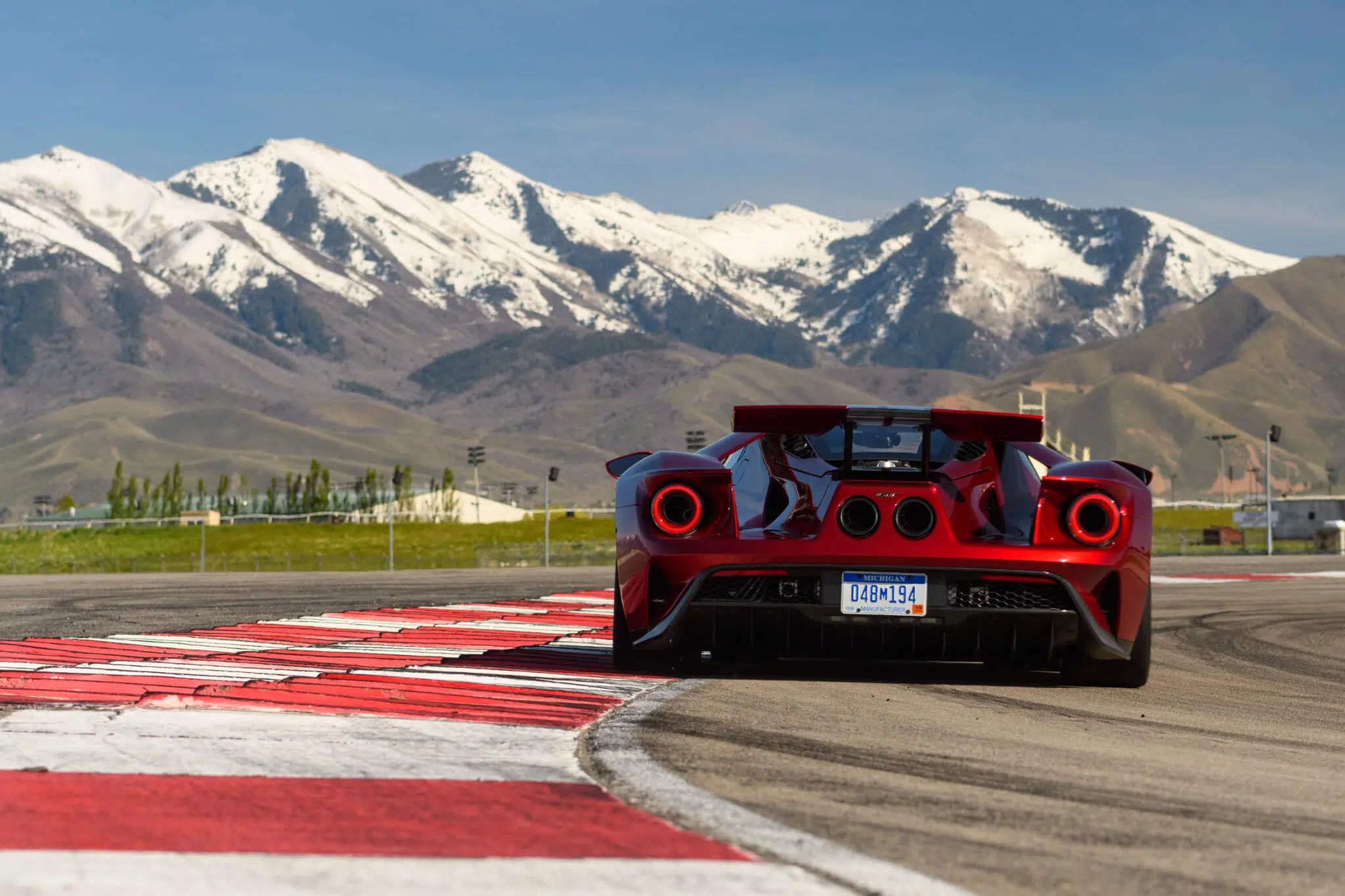 Ford GT em circuito, traseira