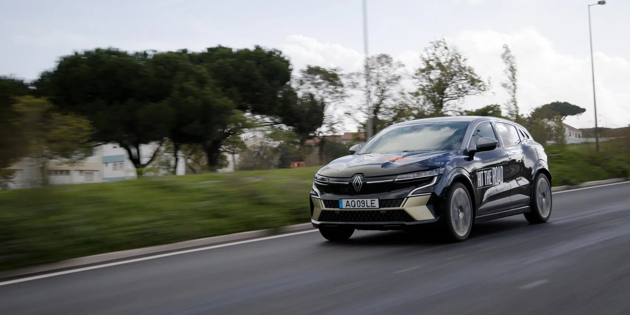 Renault Mégane E-Tech electrc na estrada, fremte 3/4