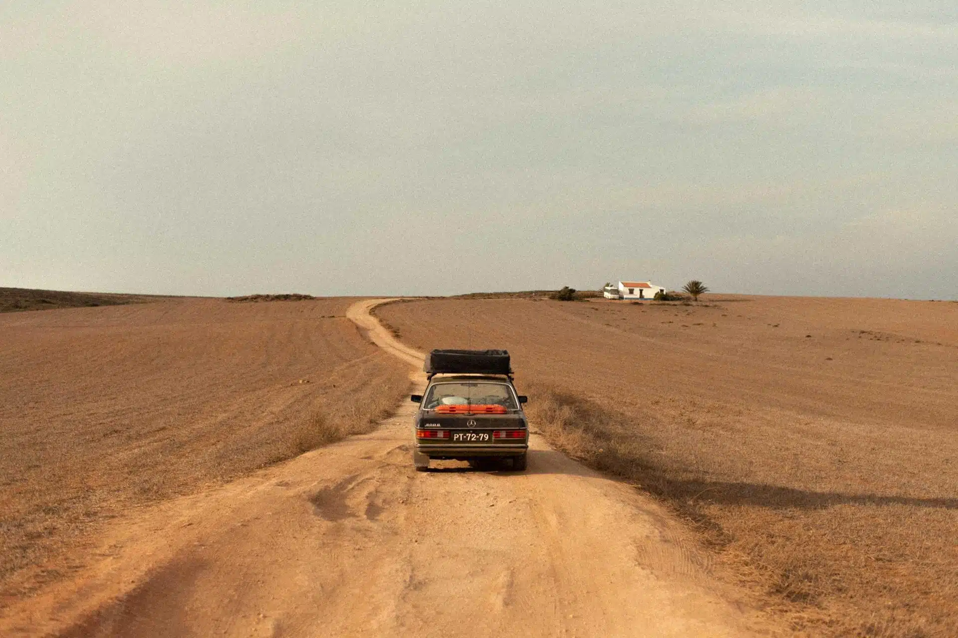 Mercedes W123 em estrada de terra