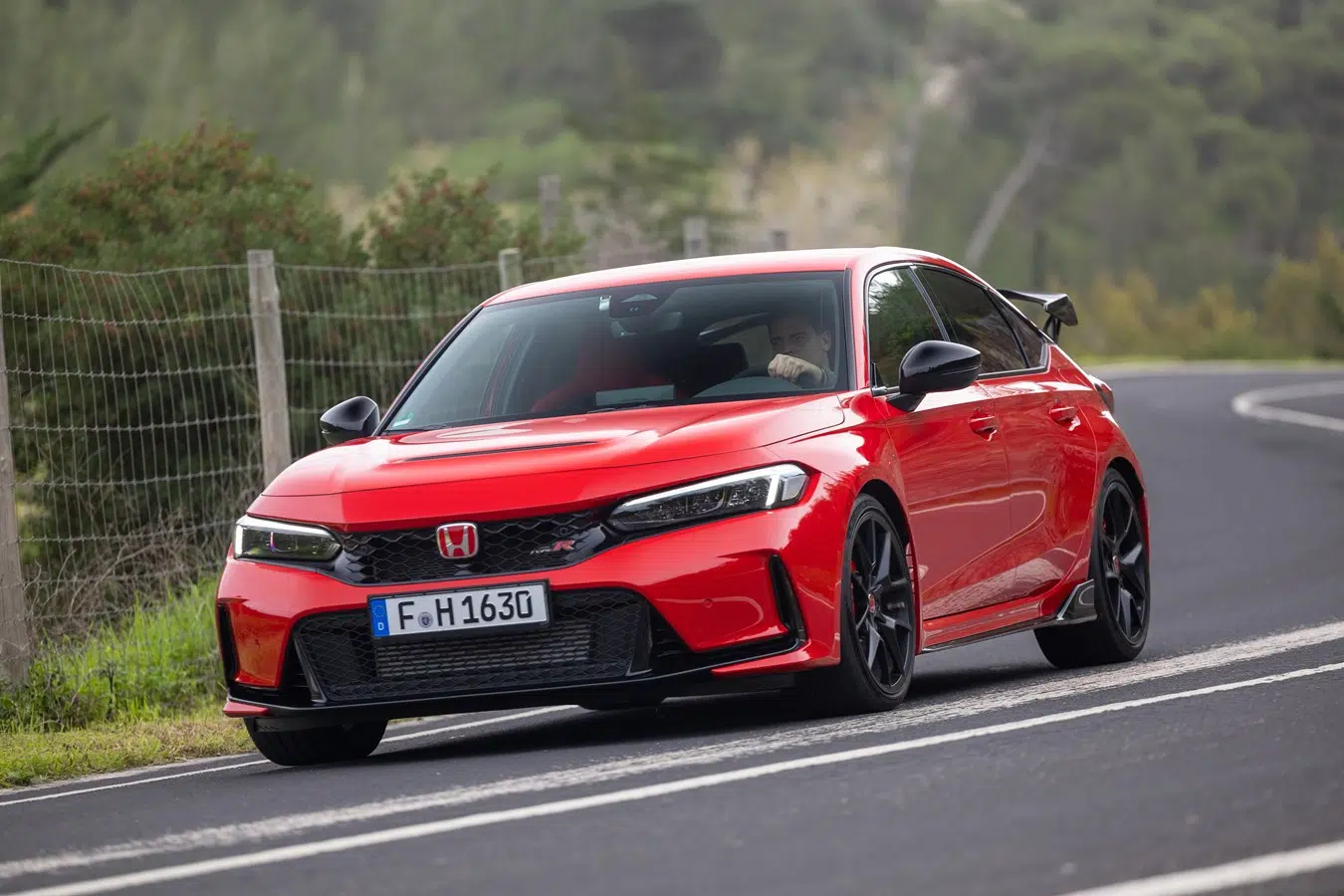 2023 Honda Civic Type R na estrada, frente 3/4