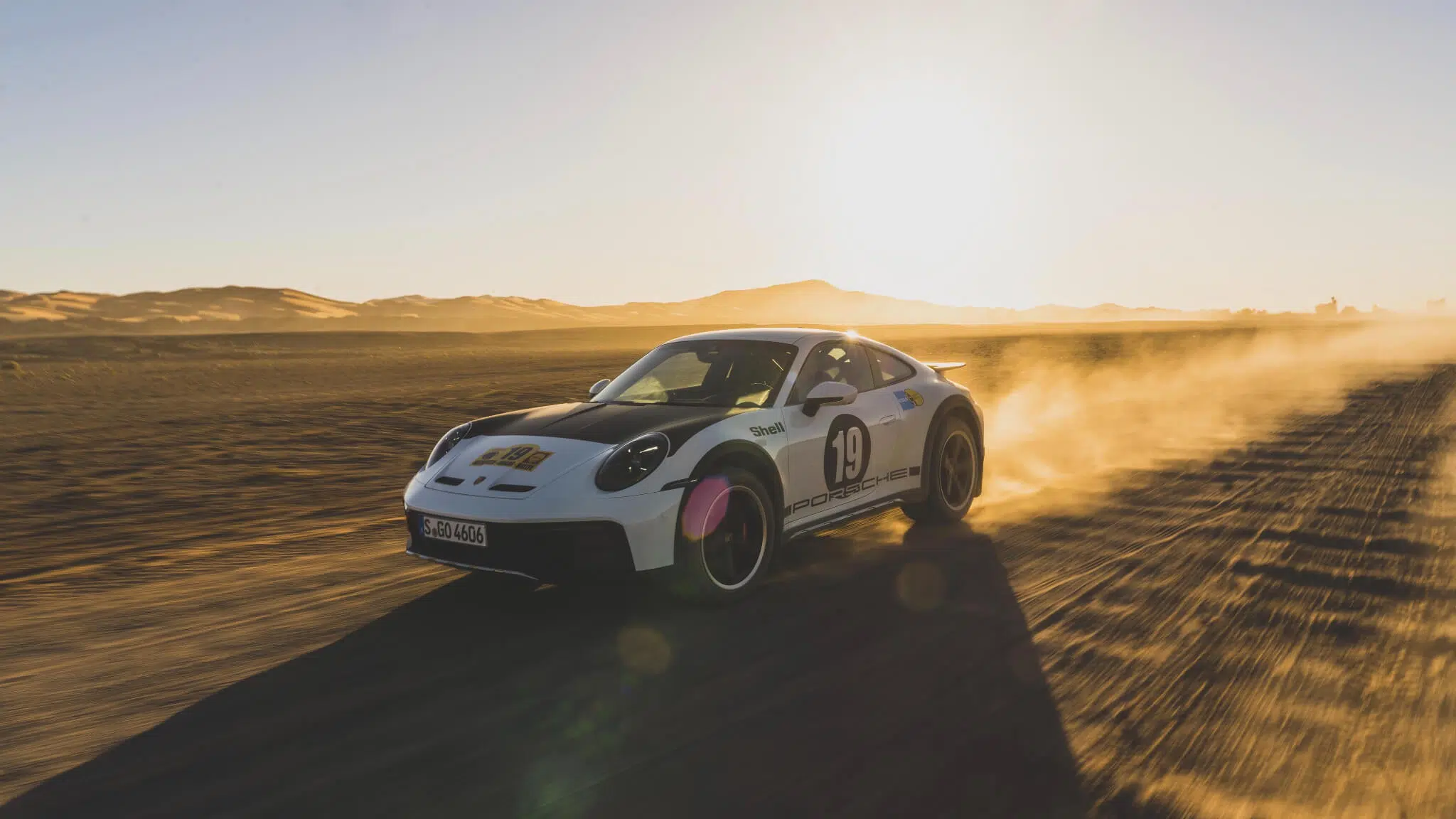 Porsche 911 Dakar Rally 1971, em movimento no deserto, frente