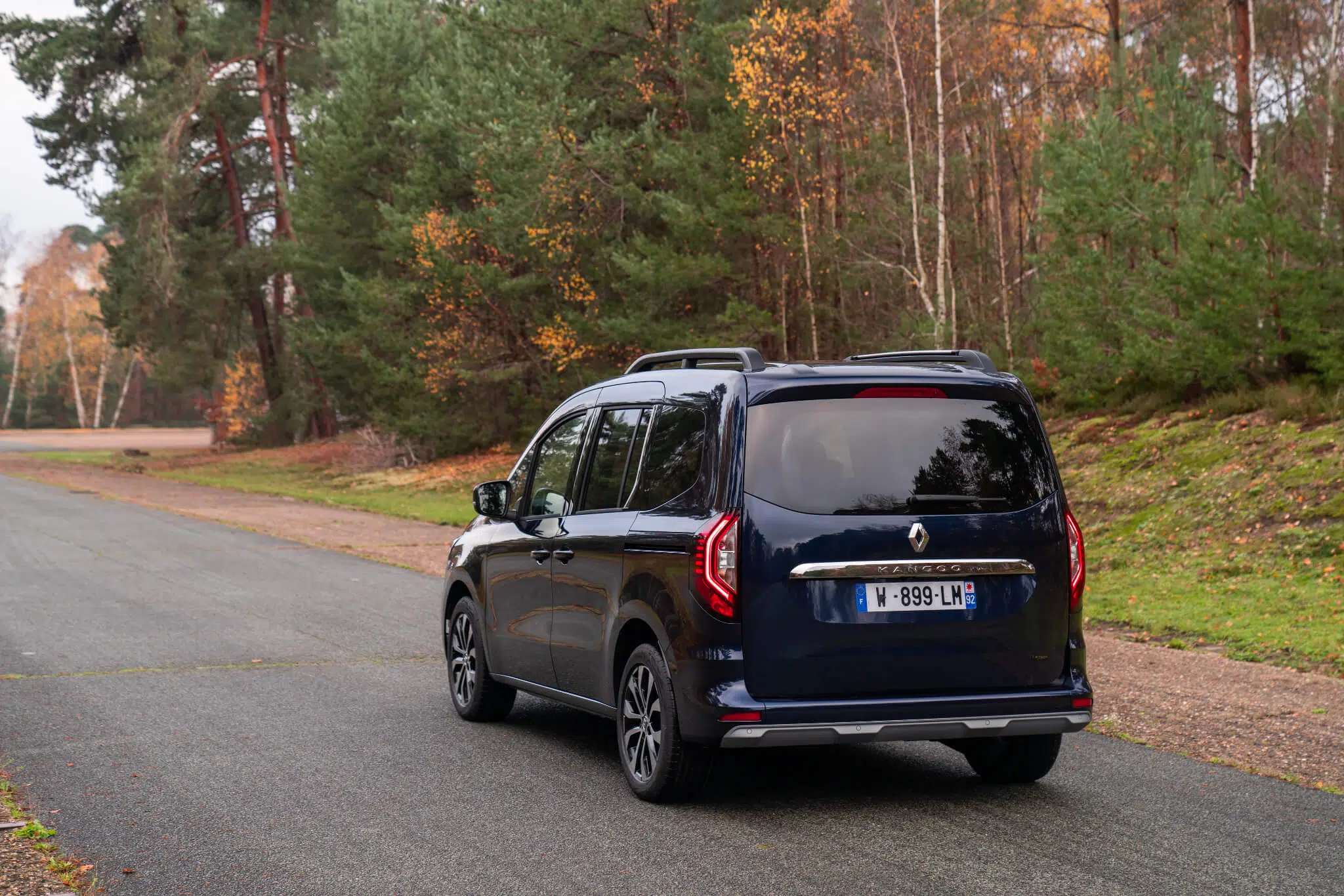 Renault Kangoo E-Tech vista traseira 3/4