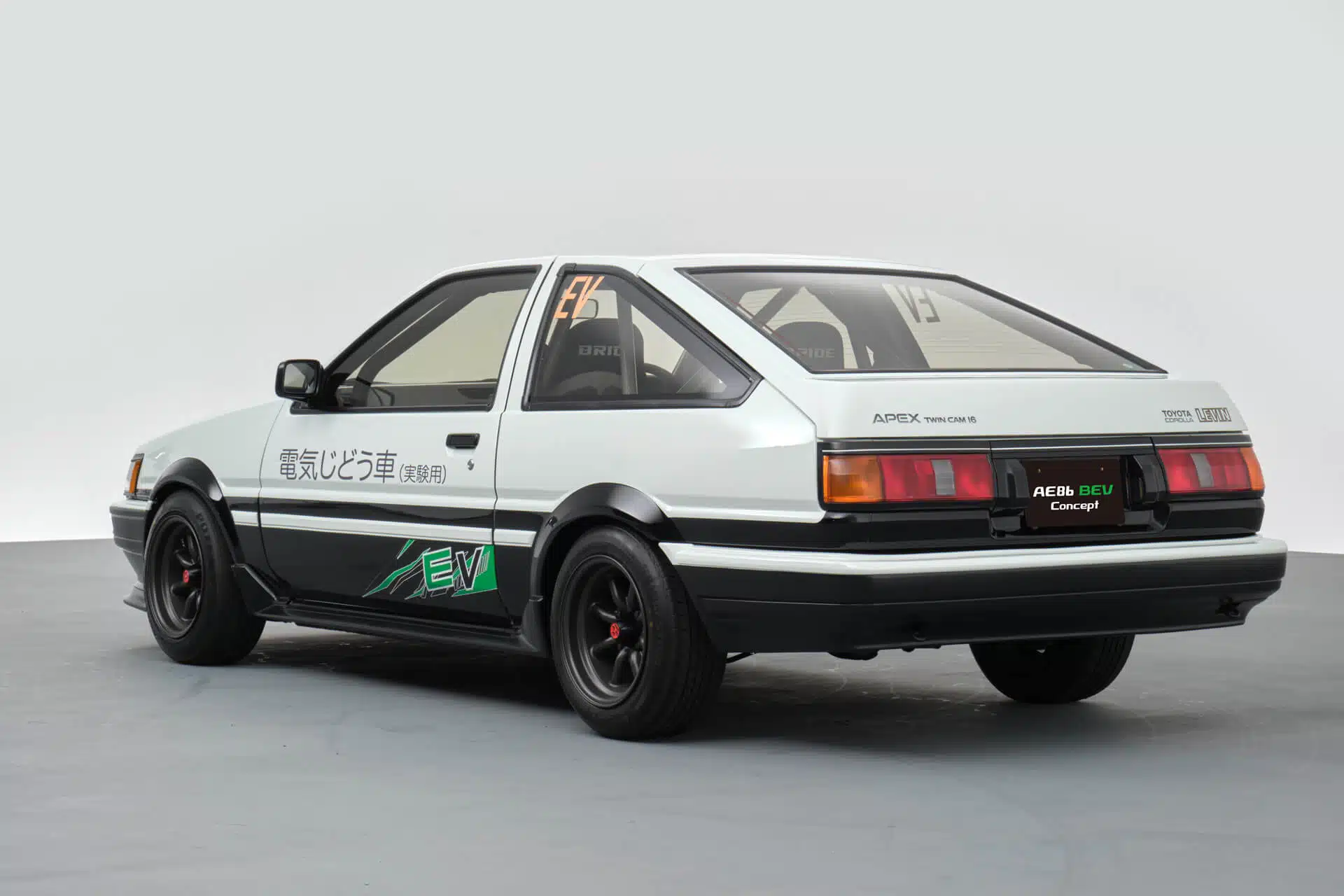 Toyota AE86 vista traseira 3/4