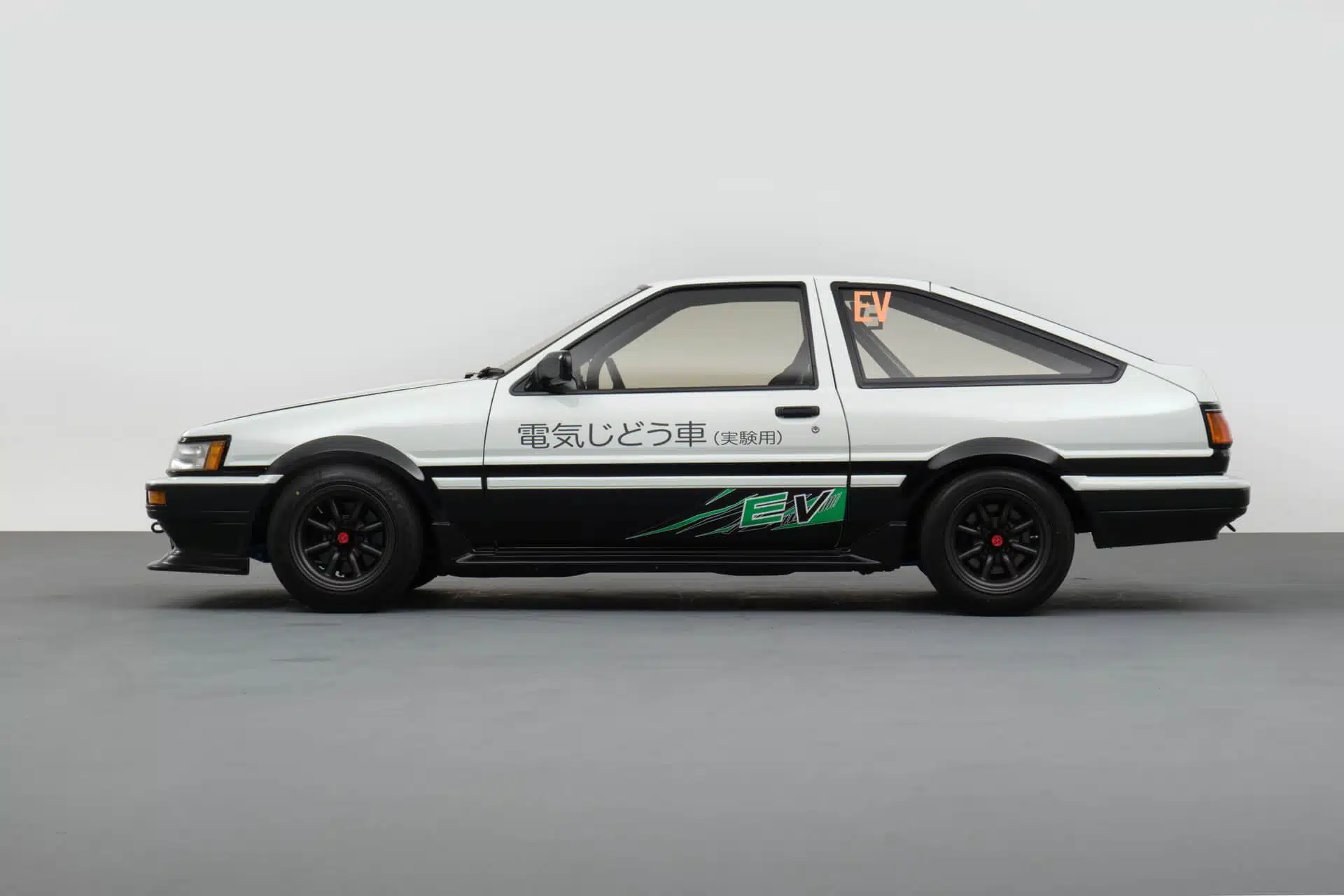 Toyota AE86 vista lateral 3/4