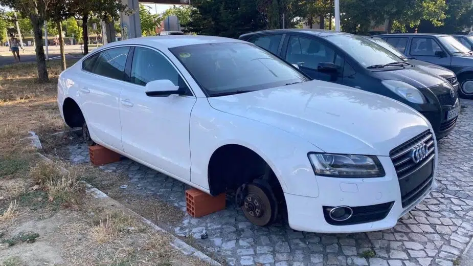 Audi A5 com rodas roubadas assente sobre tijolos