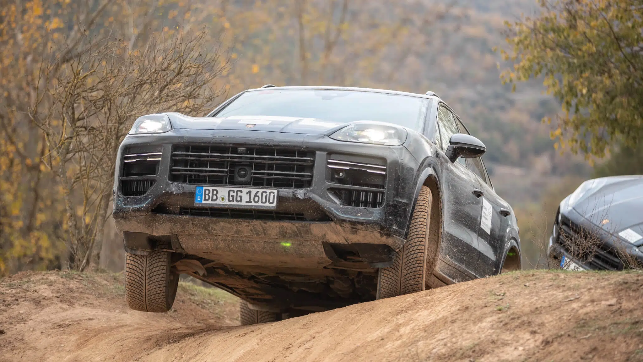 Porsche Cayenne protótipo num cruzamento de eixos vista dianteira