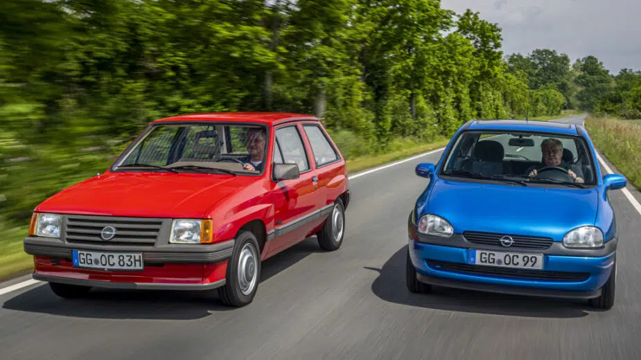 Opel Corsa A ao lado de Opel Corsa B na estrada