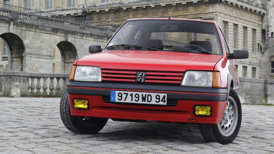 Peugeot 205 GTI 1.6 de frente, sacré numéro faz 40 anos