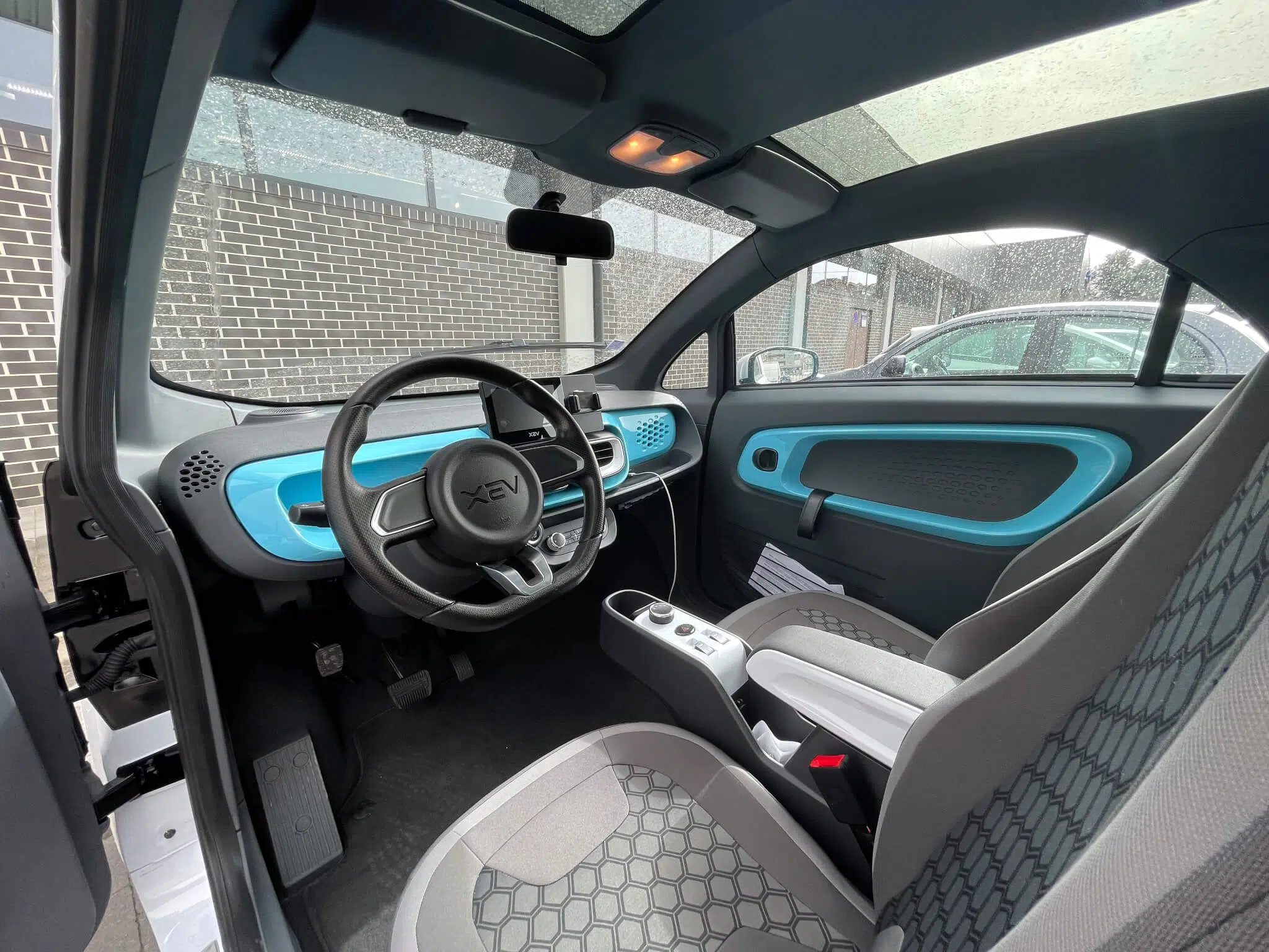 XEV Yoyo interior