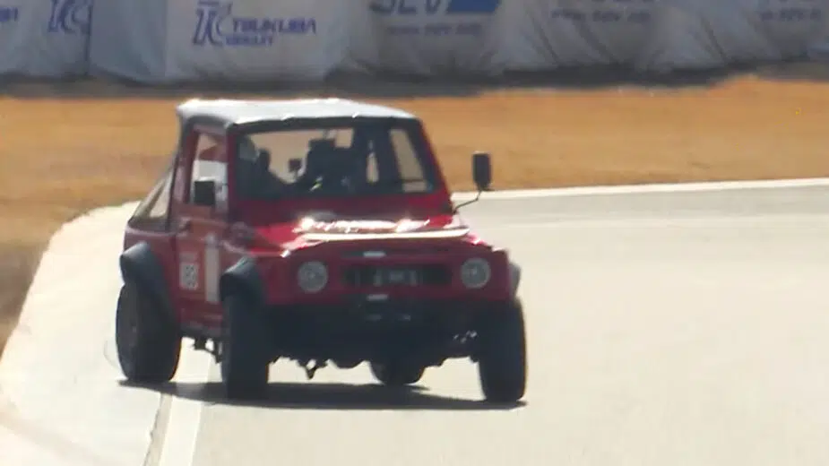 Suzuki Samurai deriva de traseira em Tsukuba