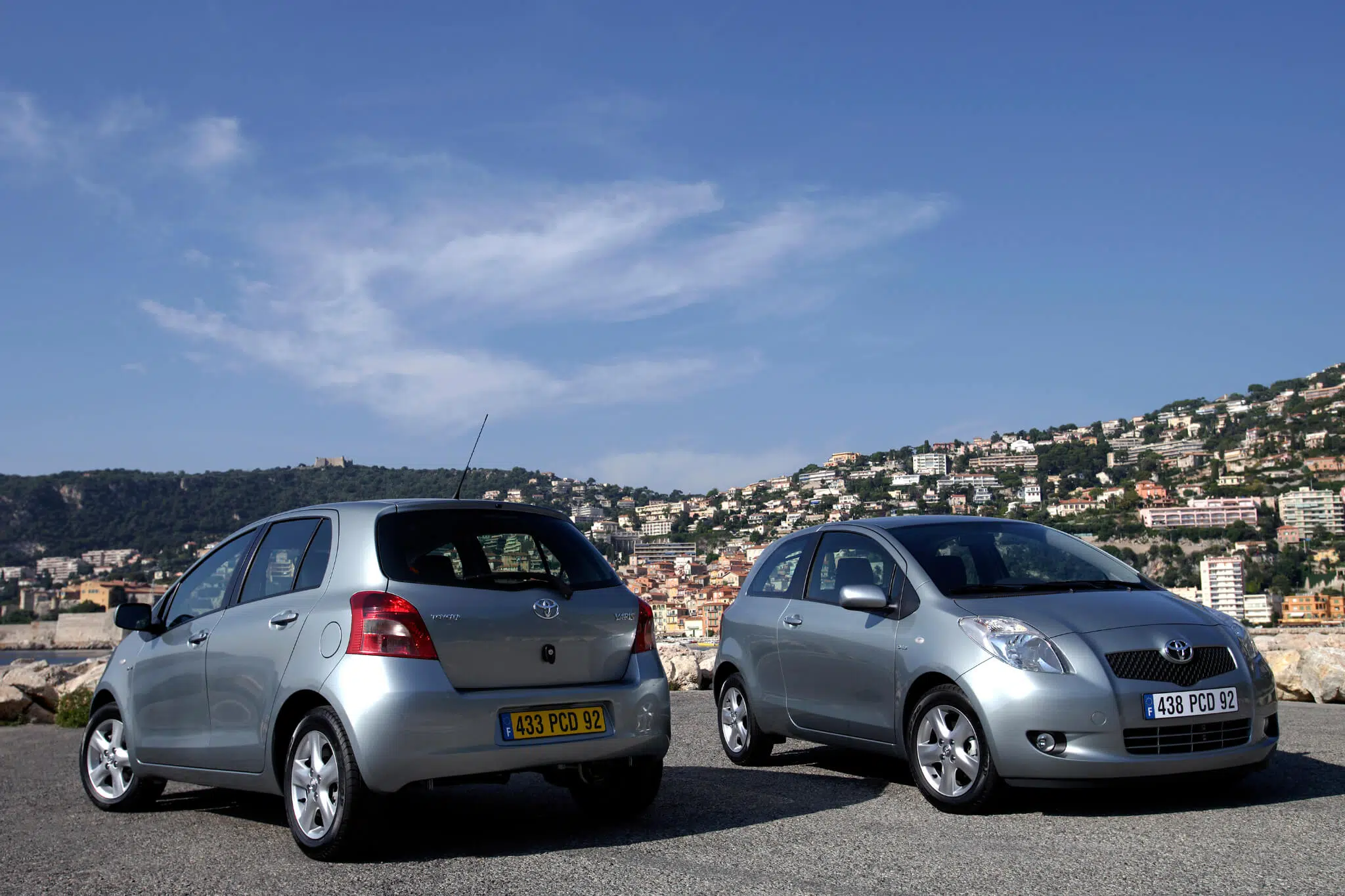 Toyota Yaris vista dianteira e traseira