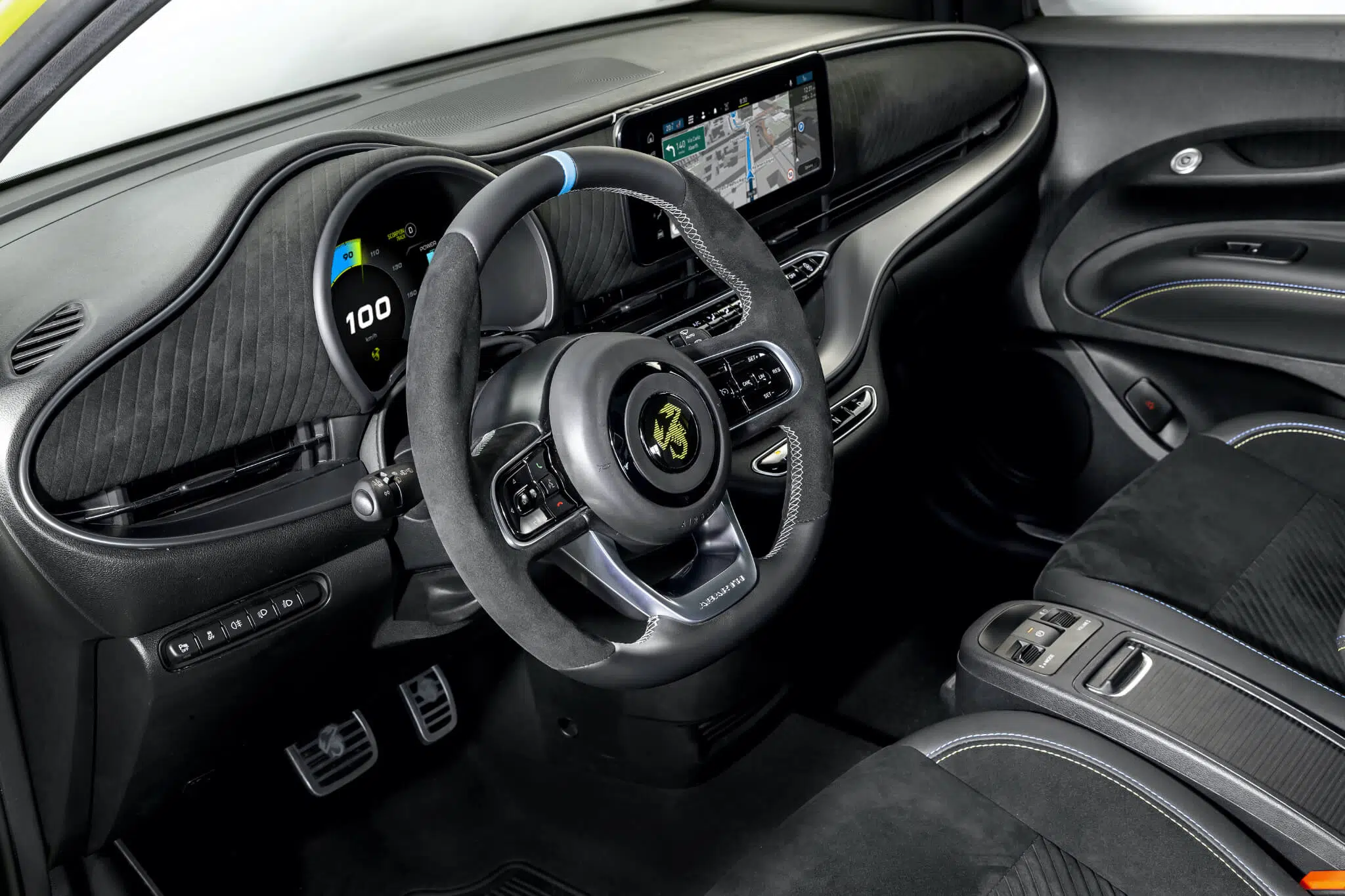 Abarth 500e interior e volante