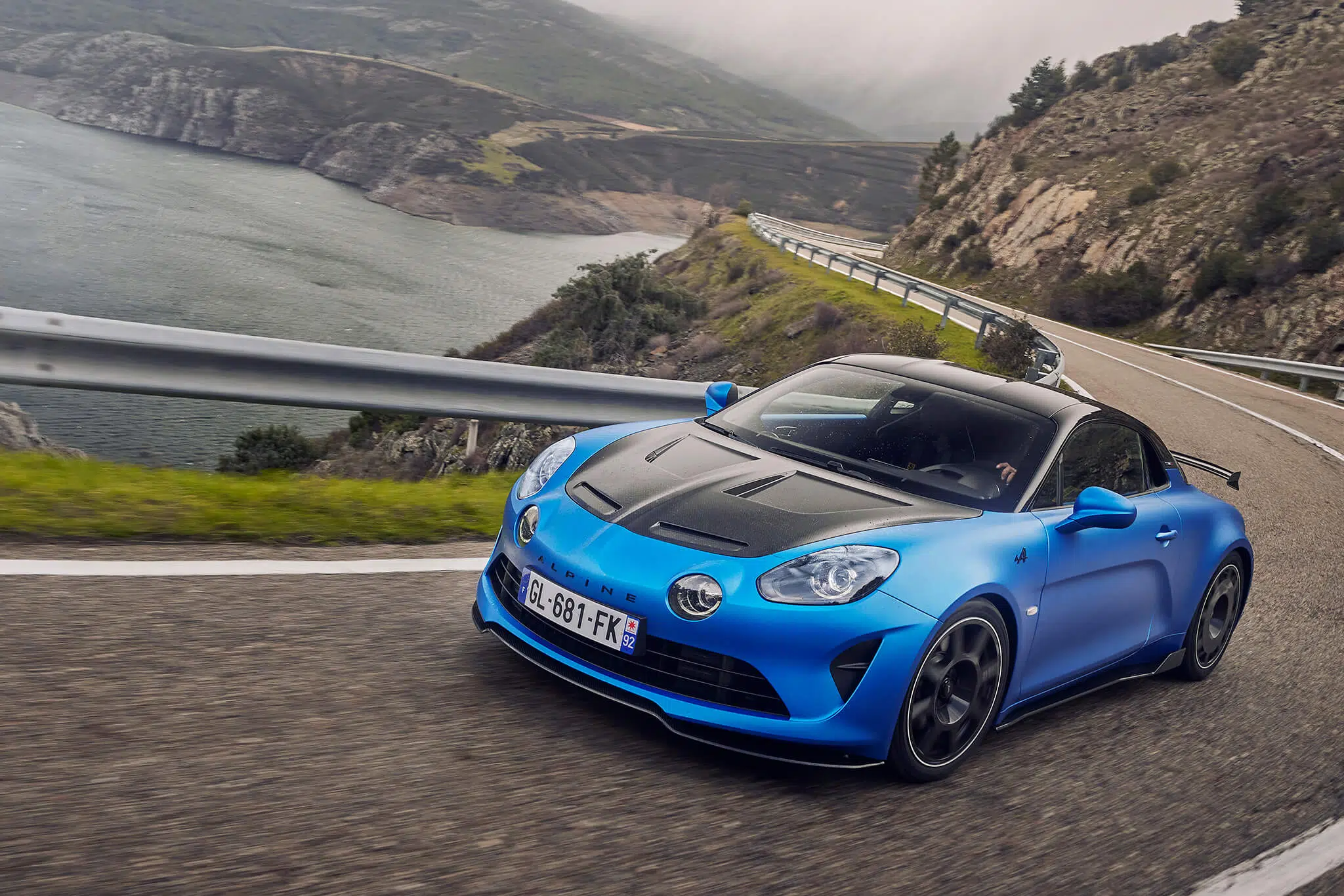 Alpine A110 R a curvar na estrada, frente