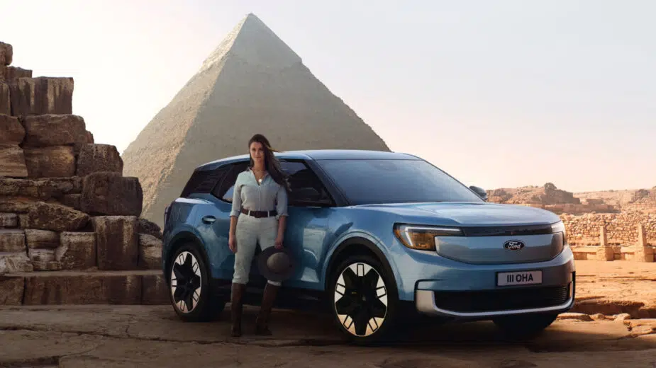 Lexie Alford com Ford Explorer e pirâmide de Gizé ao fundo