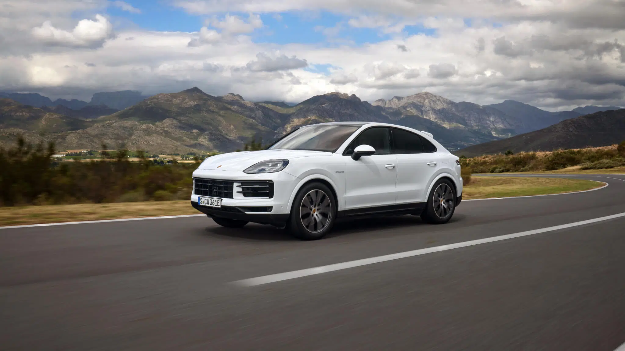 Porsche Cayenne Coupé 3/4 frente em estrada