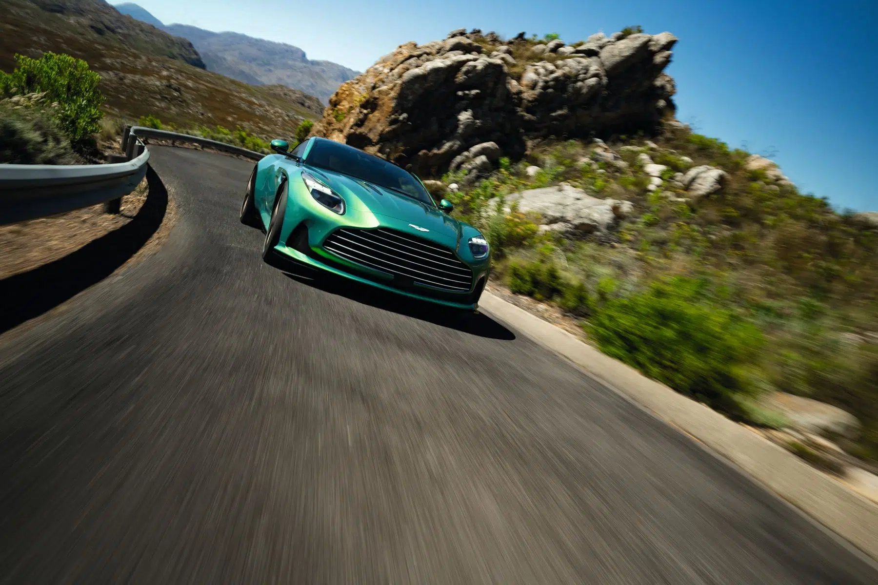 Aston Martin DB12 na estrada de frente