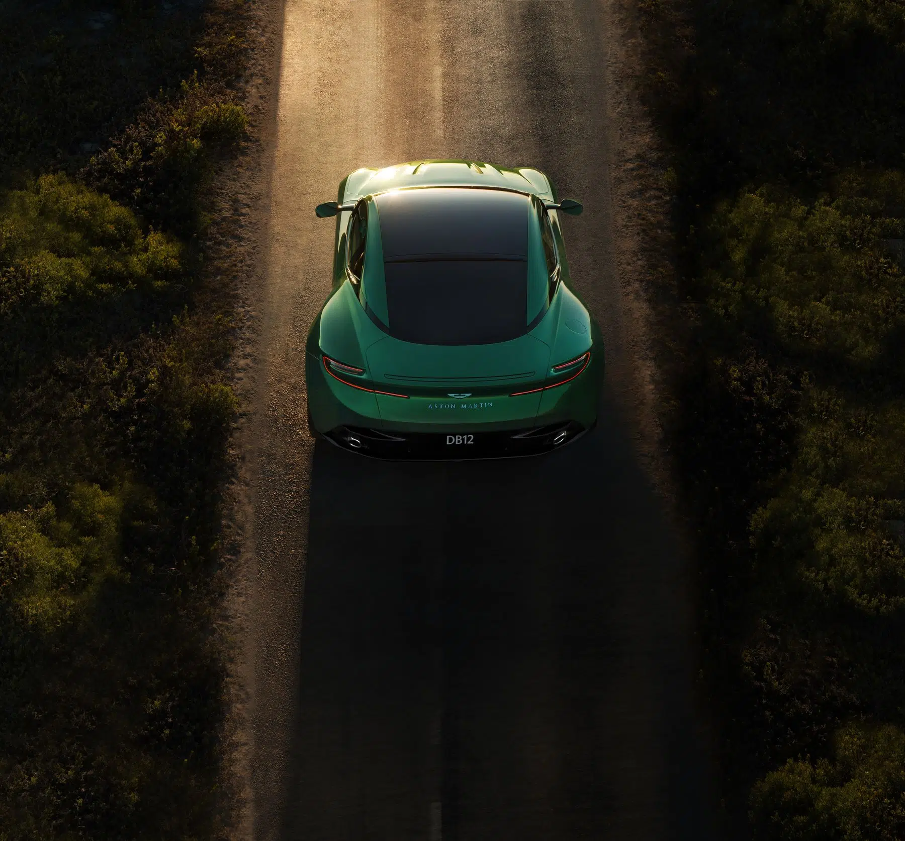 Aston Martin DB12 visto de cima, traseira