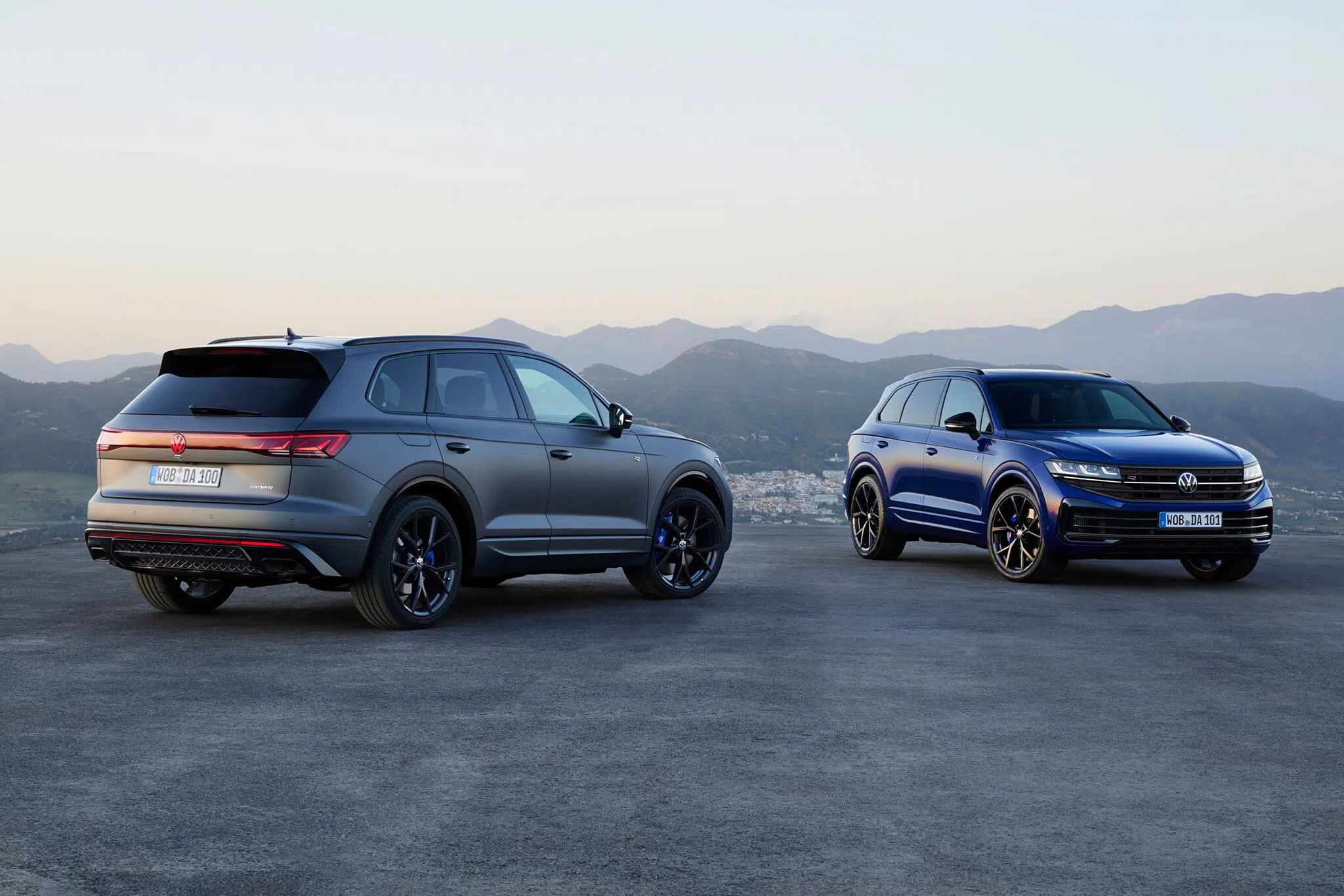 Volkswagen Touareg 2023 - frente e traseira