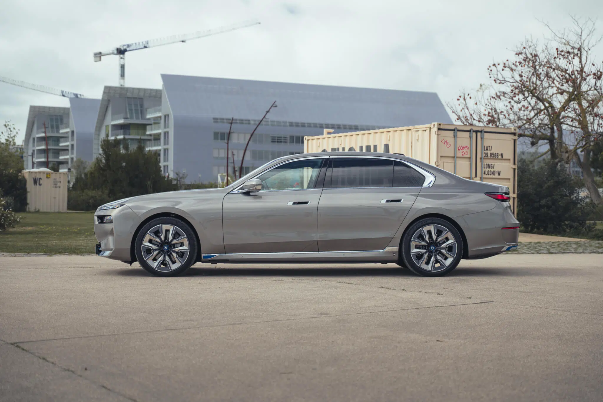 BMW i7 perfil