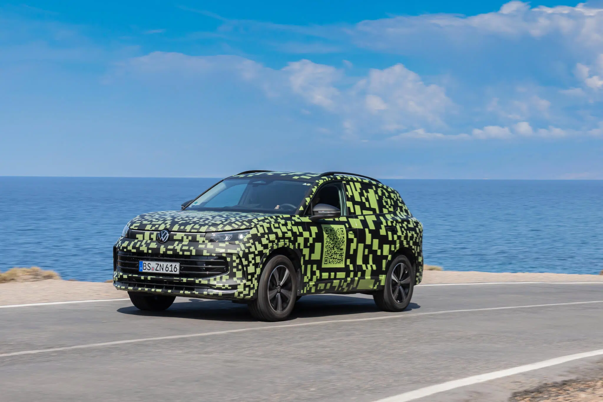 Volkswagen Tiguan 2024 - frente a andar