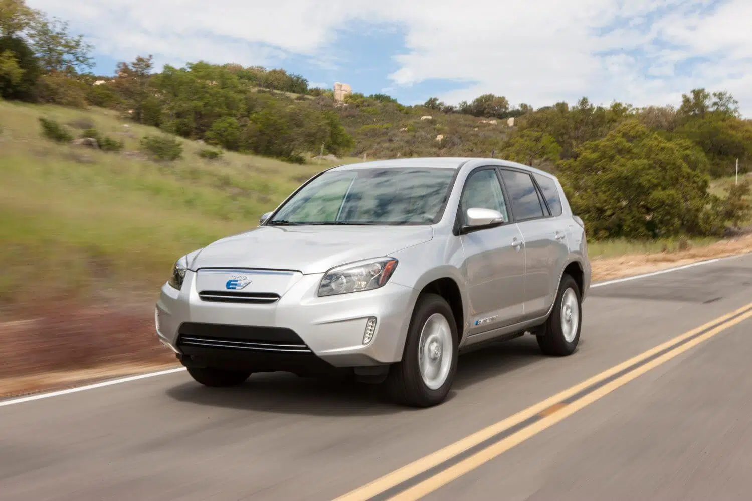 Toyota RAV4 EV na estrada, frente 3/4