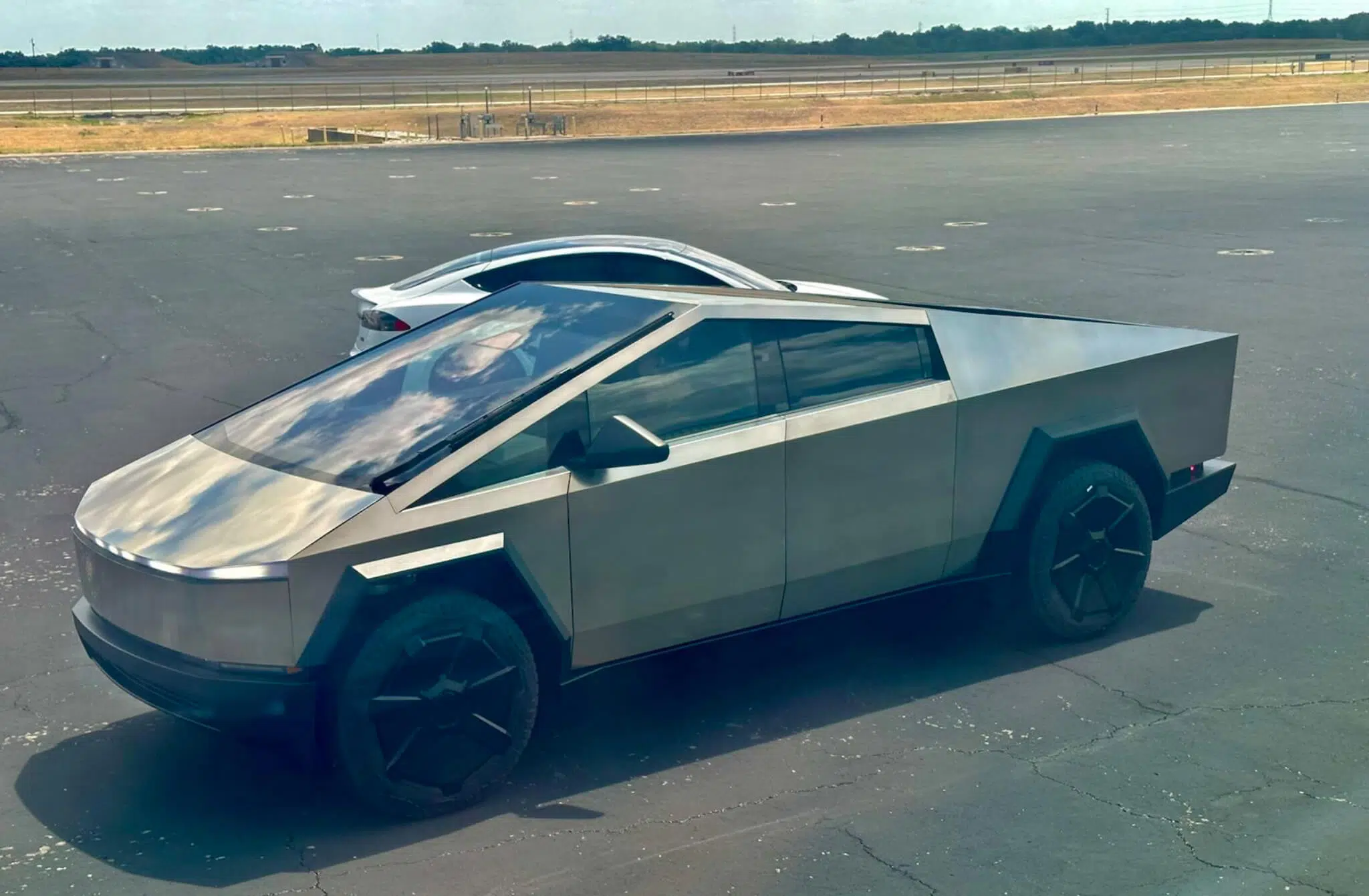 Tesla Cybertruck à frente de Model S